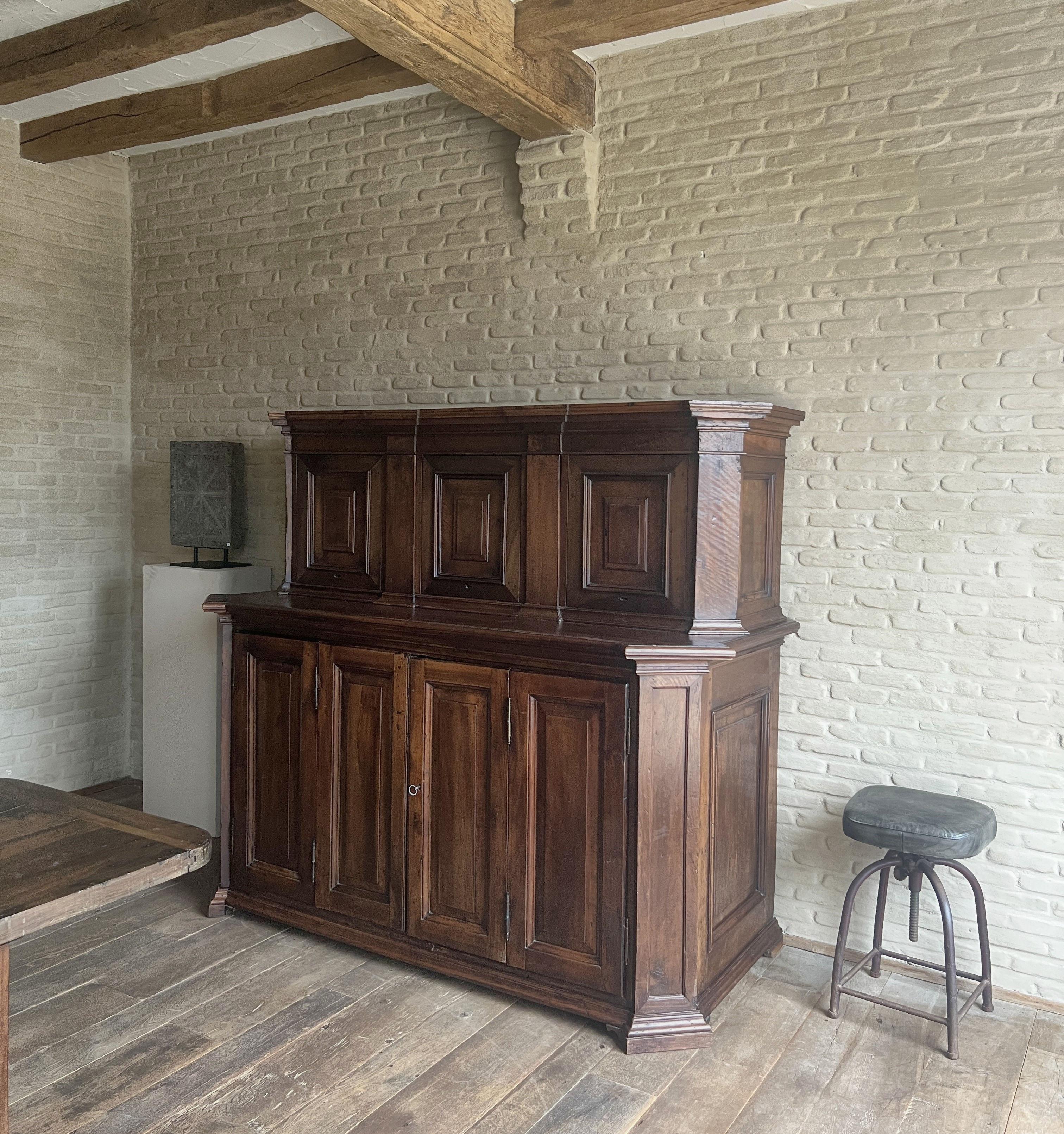 frühes 18. Jahrhundert Italienischer Nussbaum Kredenz-Schrank (Barock) im Angebot