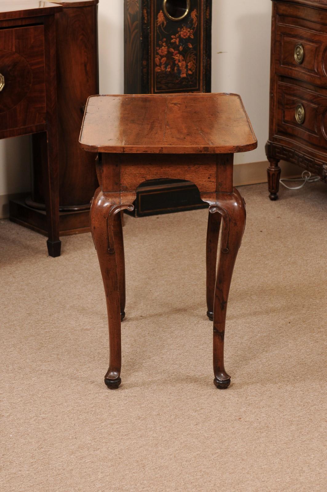 Early 18th Century Italian Walnut Side Table with Tray Top, Drawer, Cabriole Leg For Sale 6