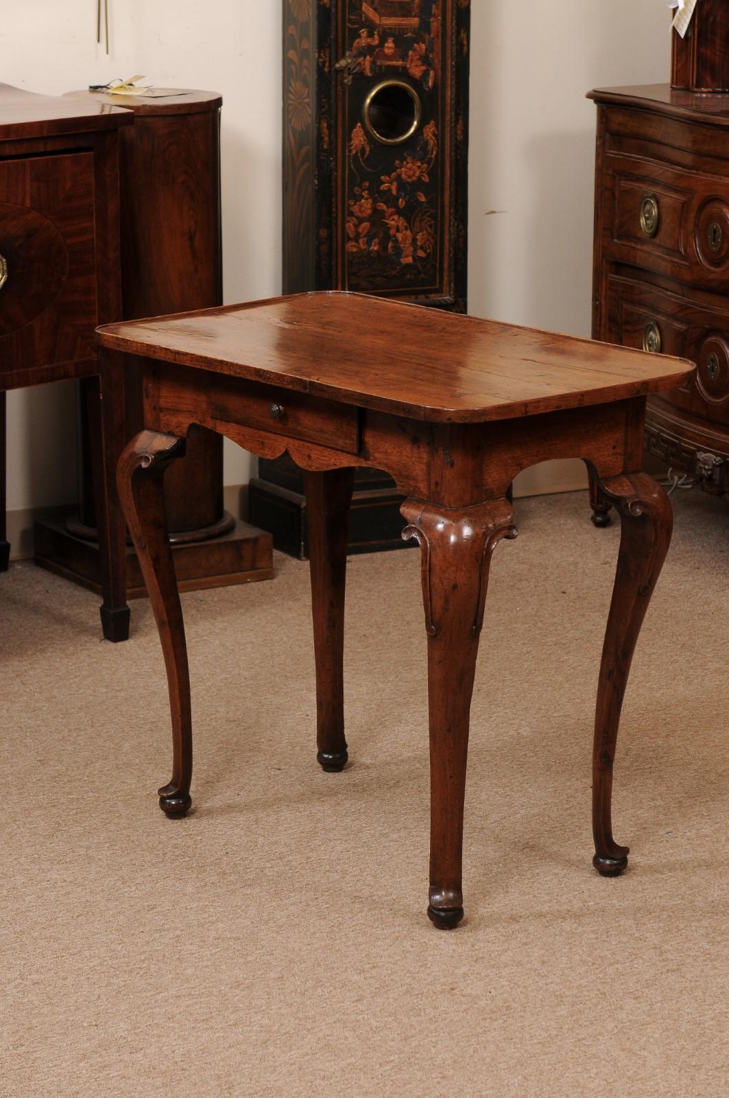 Early 18th Century Italian Walnut Side Table with Tray Top, Drawer, Cabriole Leg For Sale 7