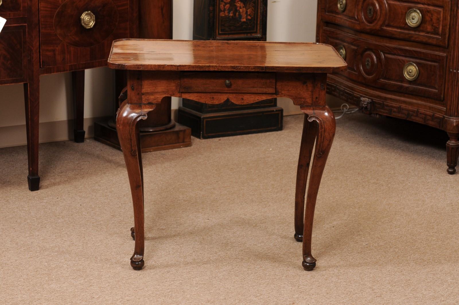 Early 18th Century Italian Walnut Side Table with Tray Top, Drawer, Cabriole Leg For Sale 8