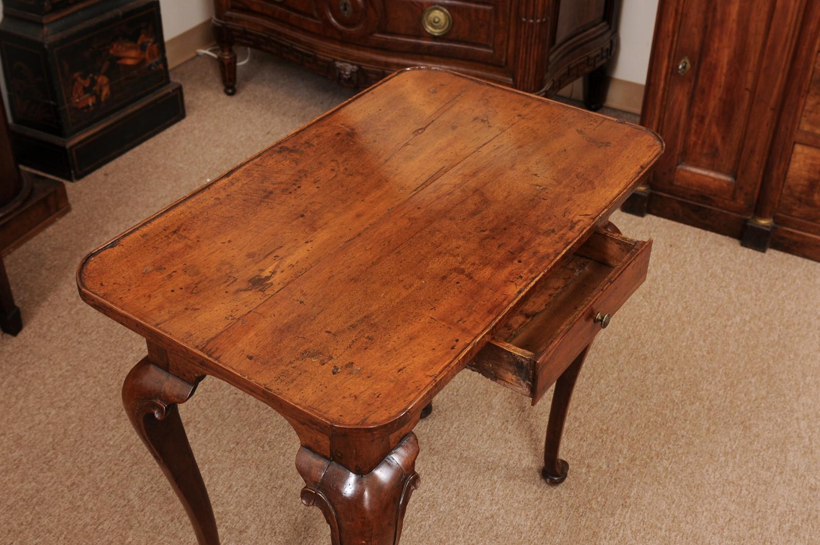 Early 18th Century Italian Walnut Side Table with Tray Top, Drawer, Cabriole Leg For Sale 1