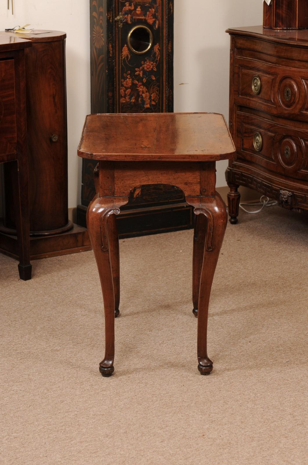 Early 18th Century Italian Walnut Side Table with Tray Top, Drawer, Cabriole Leg For Sale 2