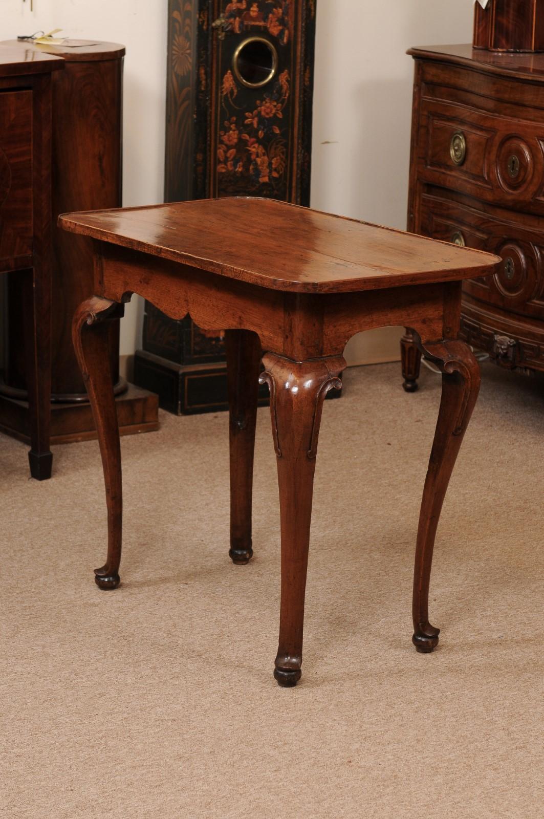 Early 18th Century Italian Walnut Side Table with Tray Top, Drawer, Cabriole Leg For Sale 3