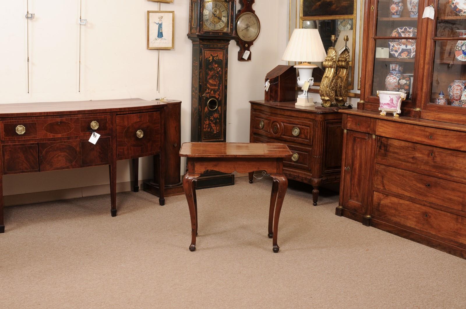 Early 18th Century Italian Walnut Side Table with Tray Top, Drawer, Cabriole Leg For Sale 4