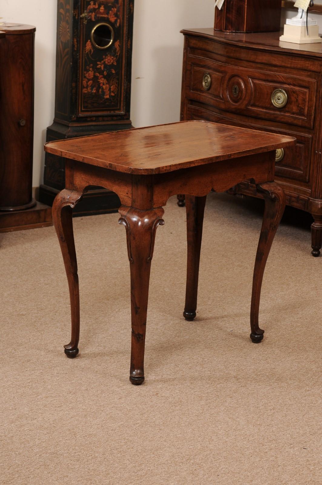 Early 18th Century Italian Walnut Side Table with Tray Top, Drawer, Cabriole Leg For Sale 5