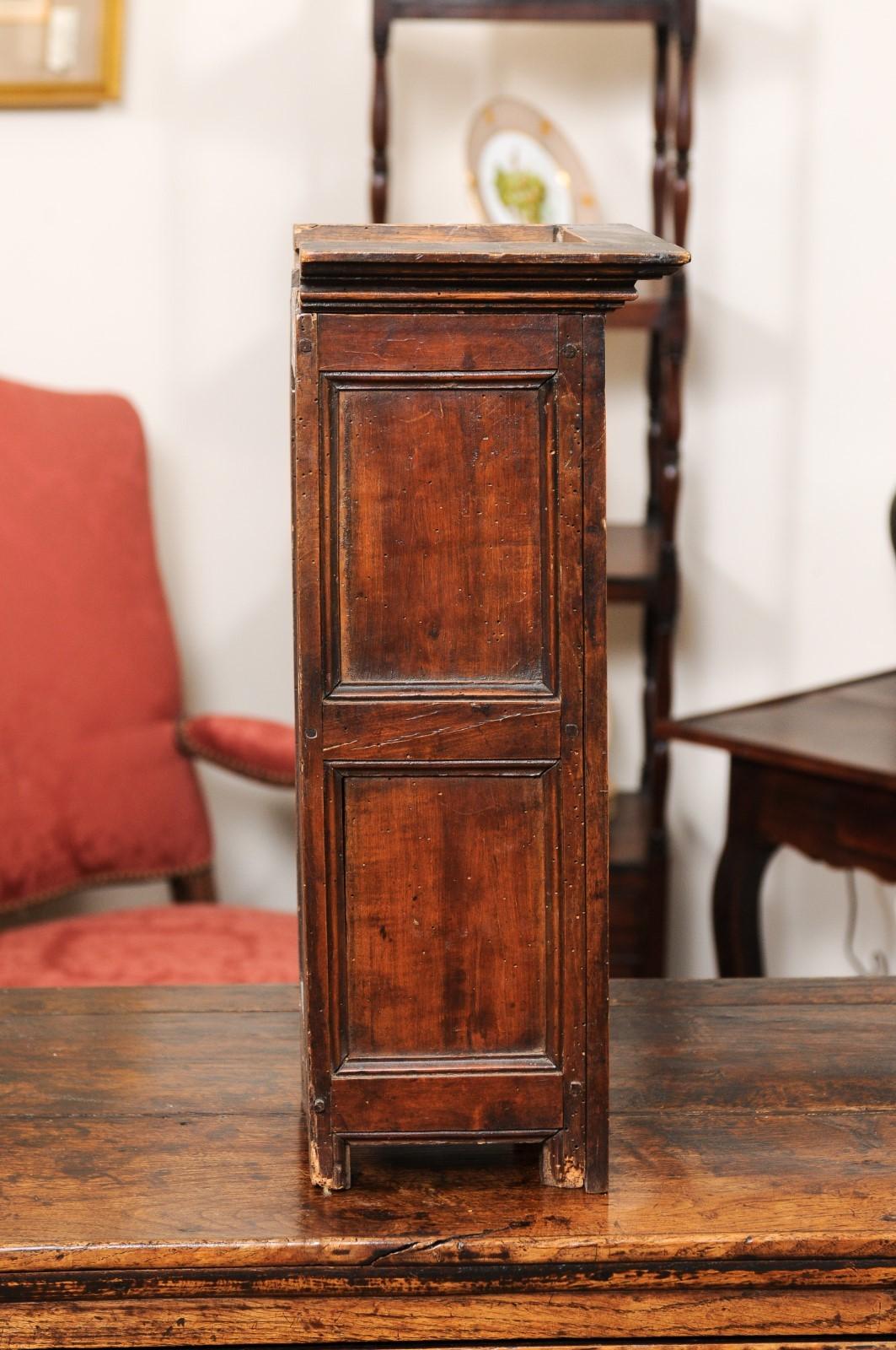 Early 18th Century Italian Walnut Spice Box In Good Condition For Sale In Atlanta, GA