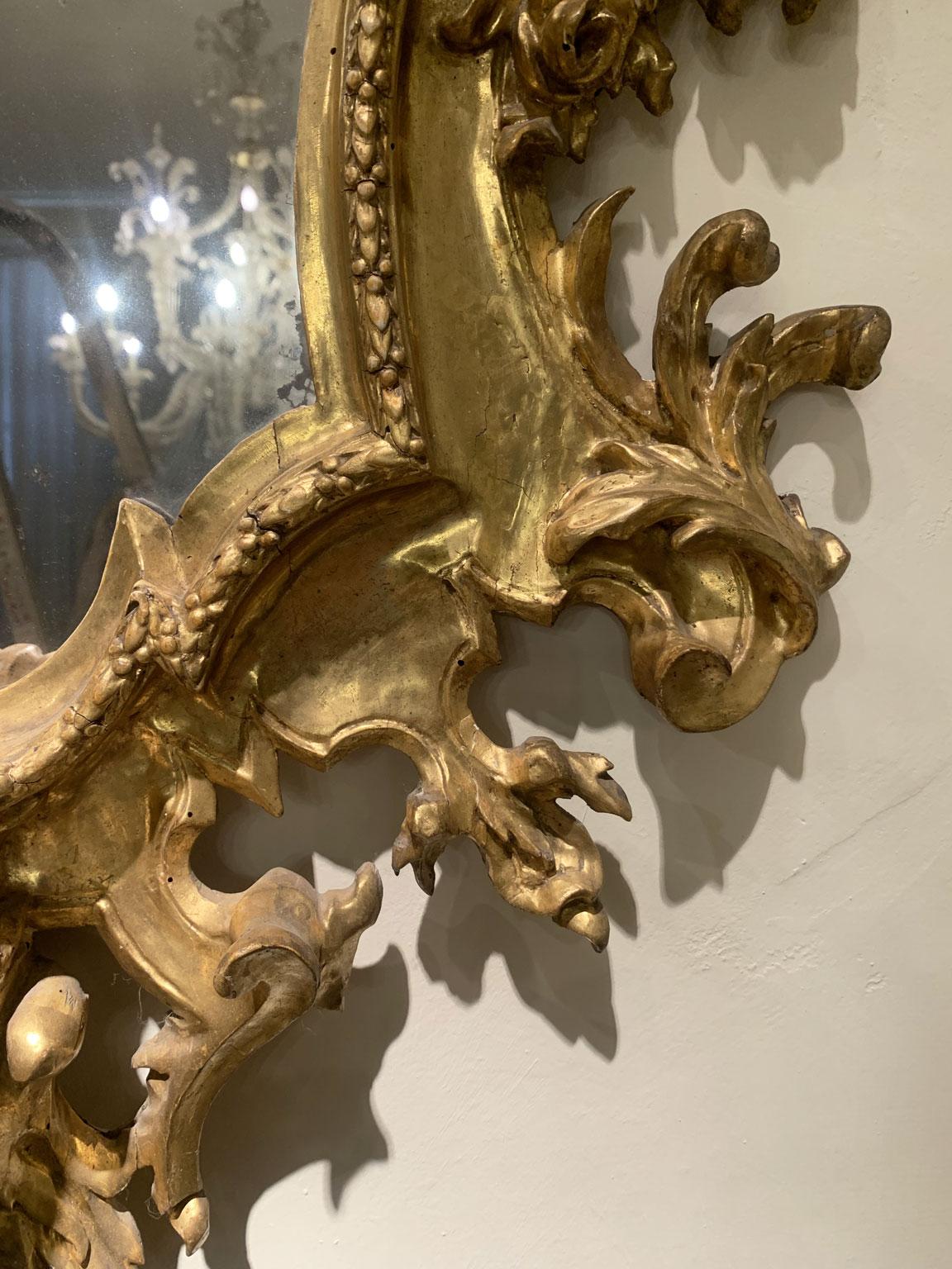 Principios del Siglo XVIII Italia Pareja de Espejos de Pared Dorados Grabados 3 Portavelas en venta 2