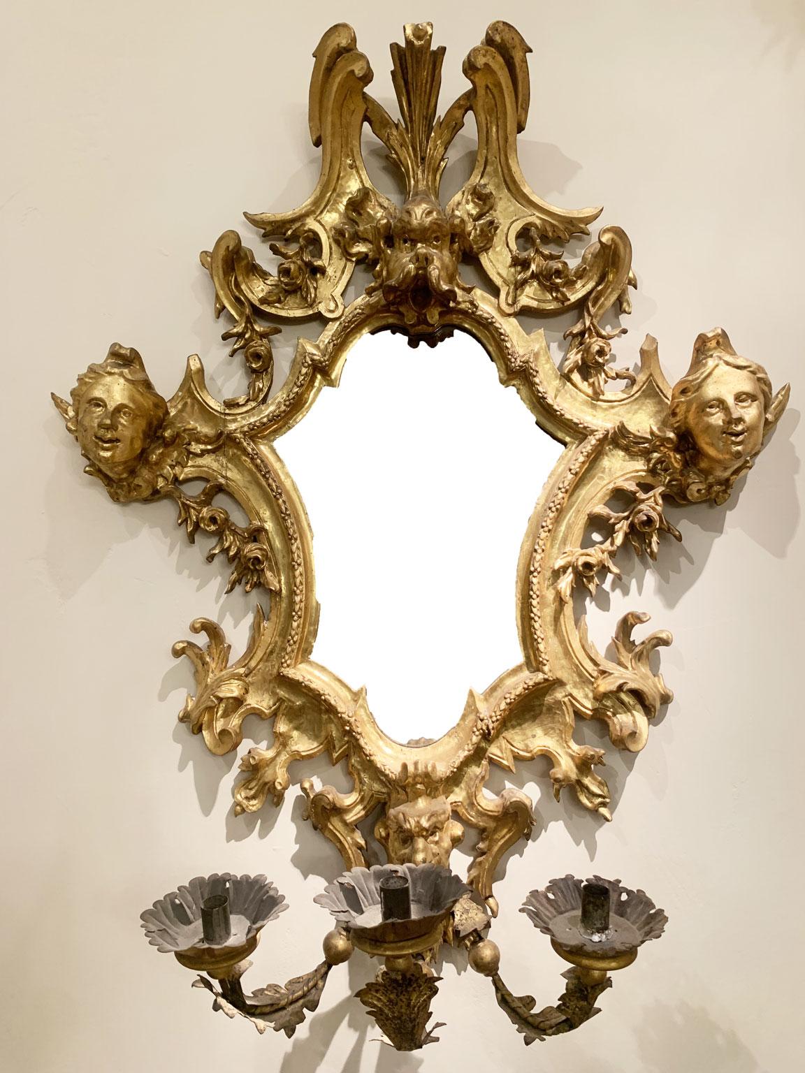 Principios del Siglo XVIII Italia Pareja de Espejos de Pared Dorados Grabados 3 Portavelas en venta 7