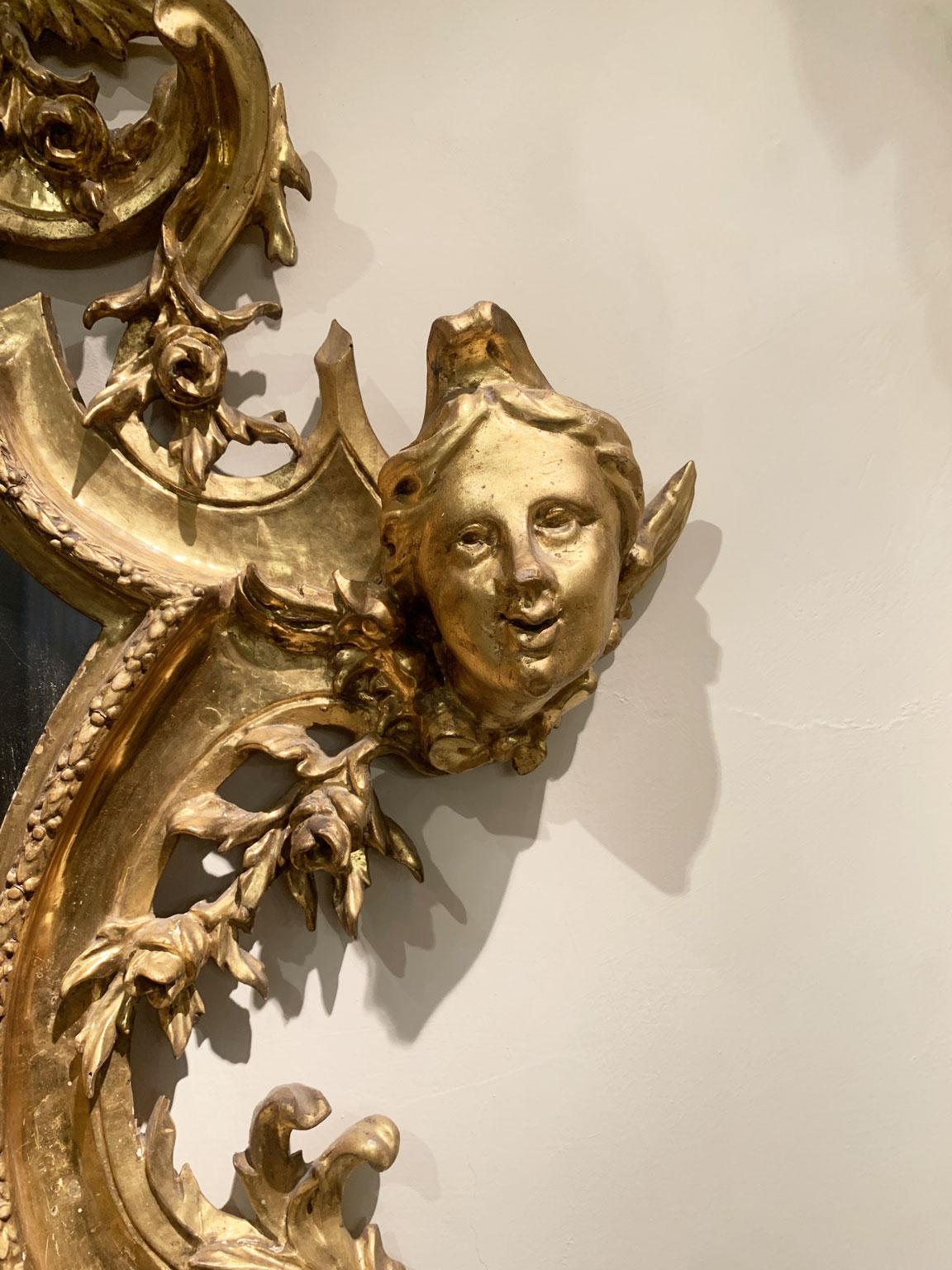Principios del Siglo XVIII Italia Pareja de Espejos de Pared Dorados Grabados 3 Portavelas en venta 9