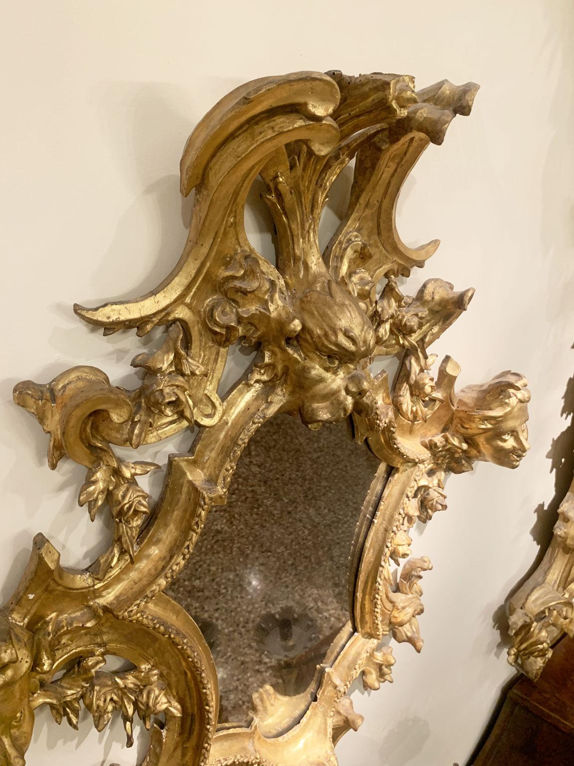 Principios del Siglo XVIII Italia Pareja de Espejos de Pared Dorados Grabados 3 Portavelas en venta 12