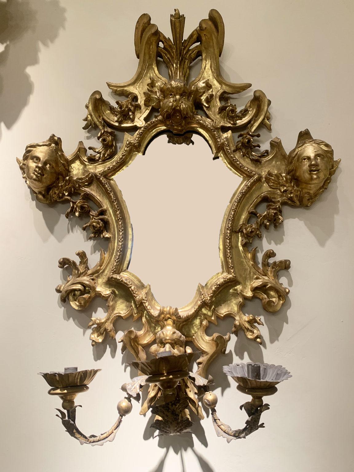 Principios del Siglo XVIII Italia Pareja de Espejos de Pared Dorados Grabados 3 Portavelas Italiano en venta