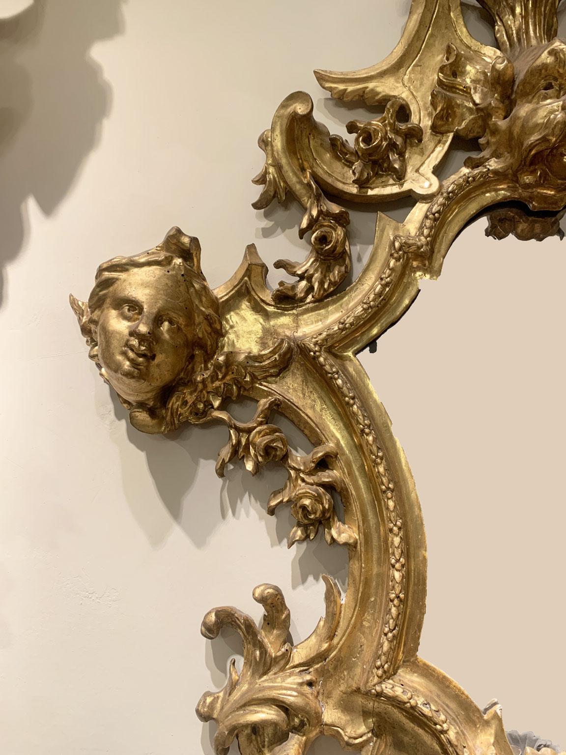 Principios del Siglo XVIII Italia Pareja de Espejos de Pared Dorados Grabados 3 Portavelas Hecho a mano en venta