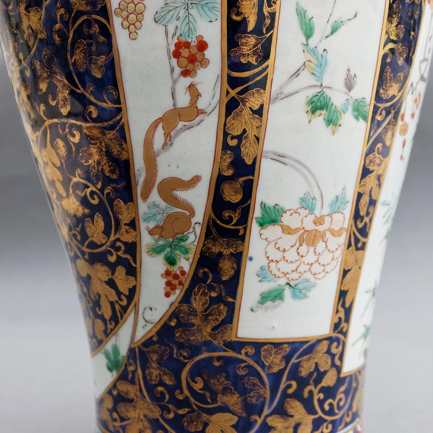 Baroque Vase Imari japonais du début du XVIIIe siècle en vente