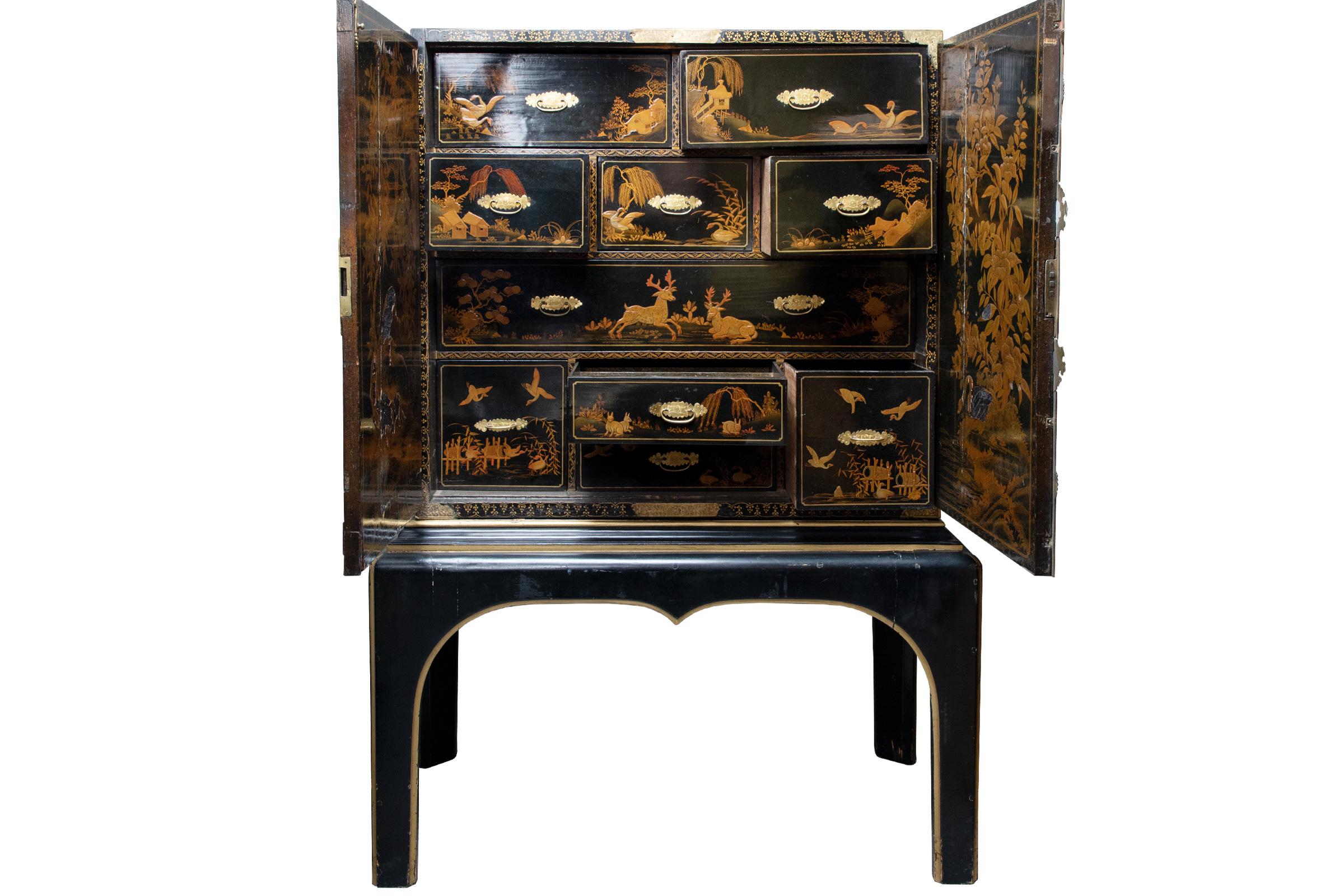 El armario rectangular tiene nueve cajones en su interior. Bisagras, cantoneras y placas de cierre de latón dorado. Decorado con paisajes fluviales, insectos, aves y animales en parejas. El soporte es de estilo europeo posterior. Pátina consistente
