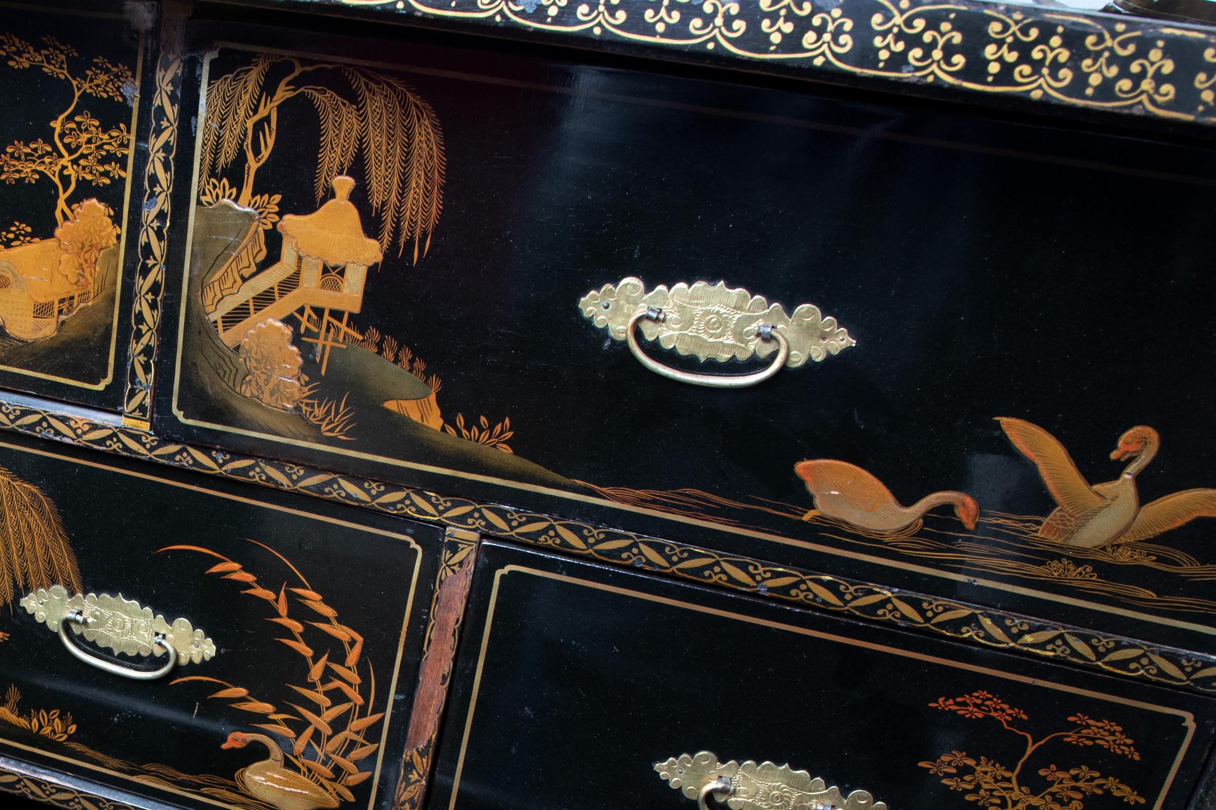 Gabinete de laca japonesa de principios del siglo XVIII sobre peana en Bastante bueno estado para la venta en Rīga, LV