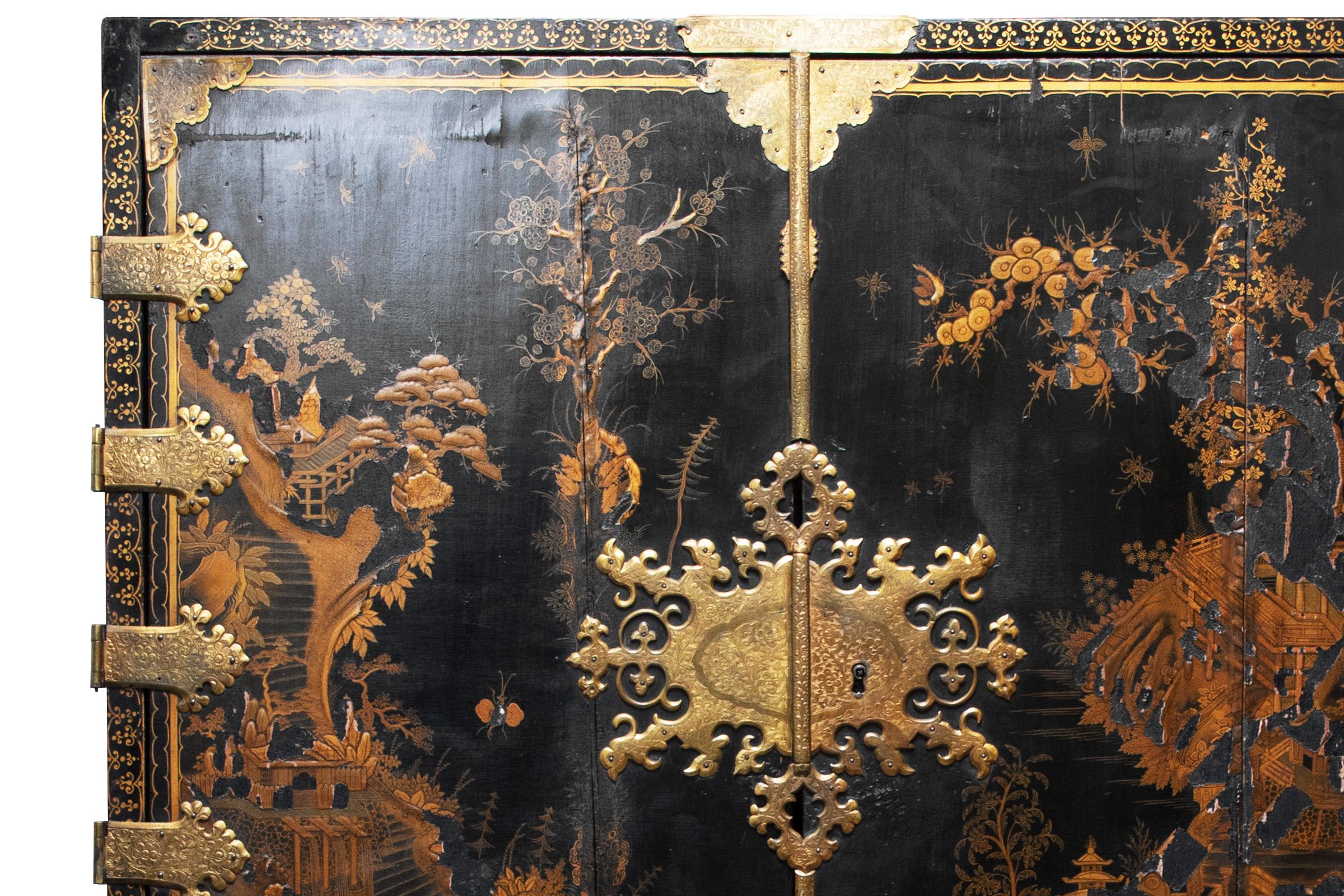 Gabinete de laca japonesa de principios del siglo XVIII sobre peana Madera en venta