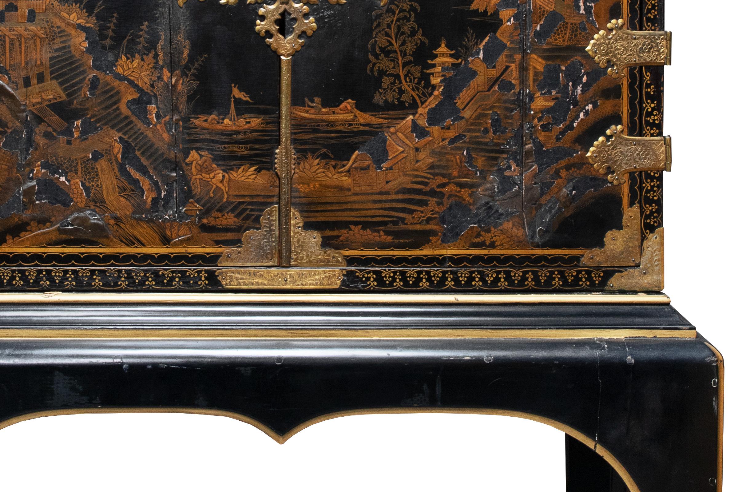 Gabinete de laca japonesa de principios del siglo XVIII sobre peana en venta 1