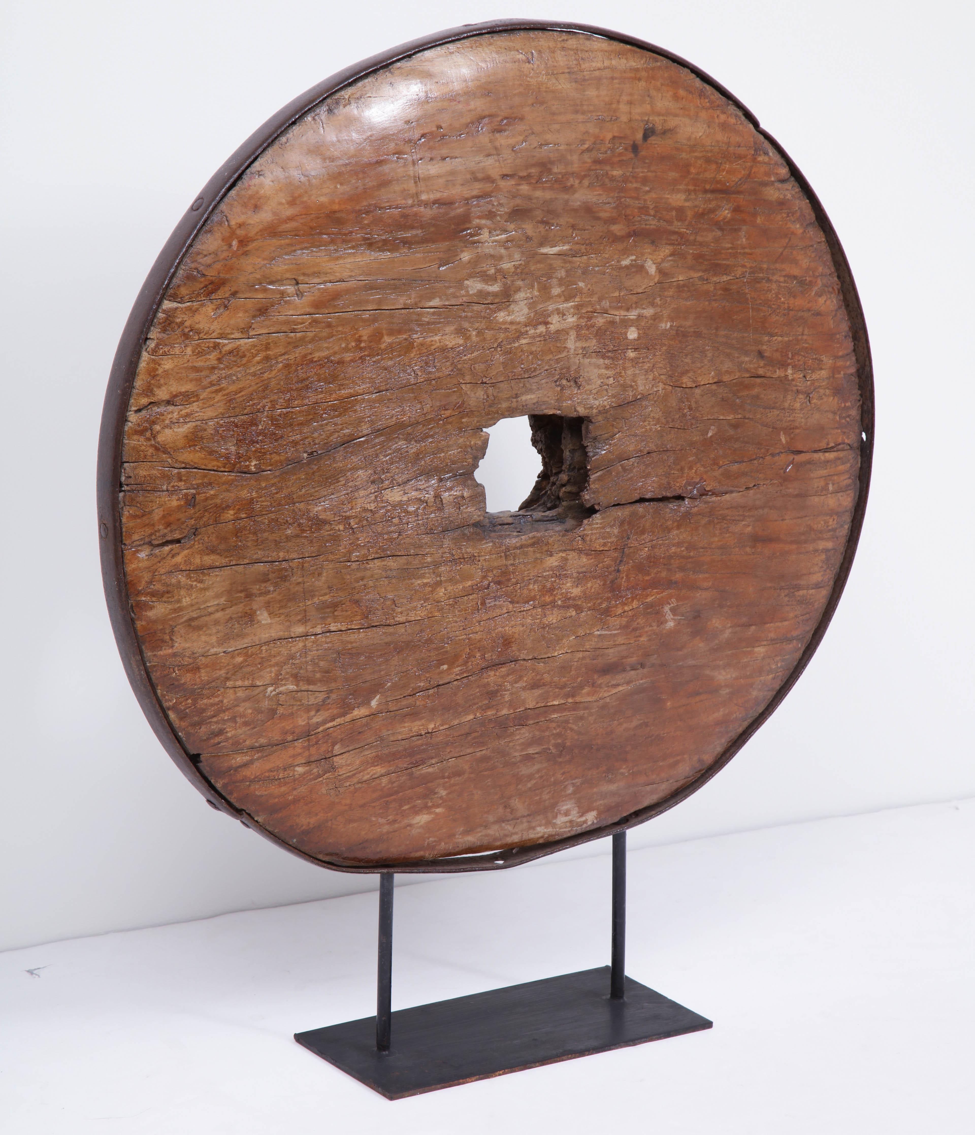 Gran rueda africana de principios del siglo XVIII sobre soporte de hierro.