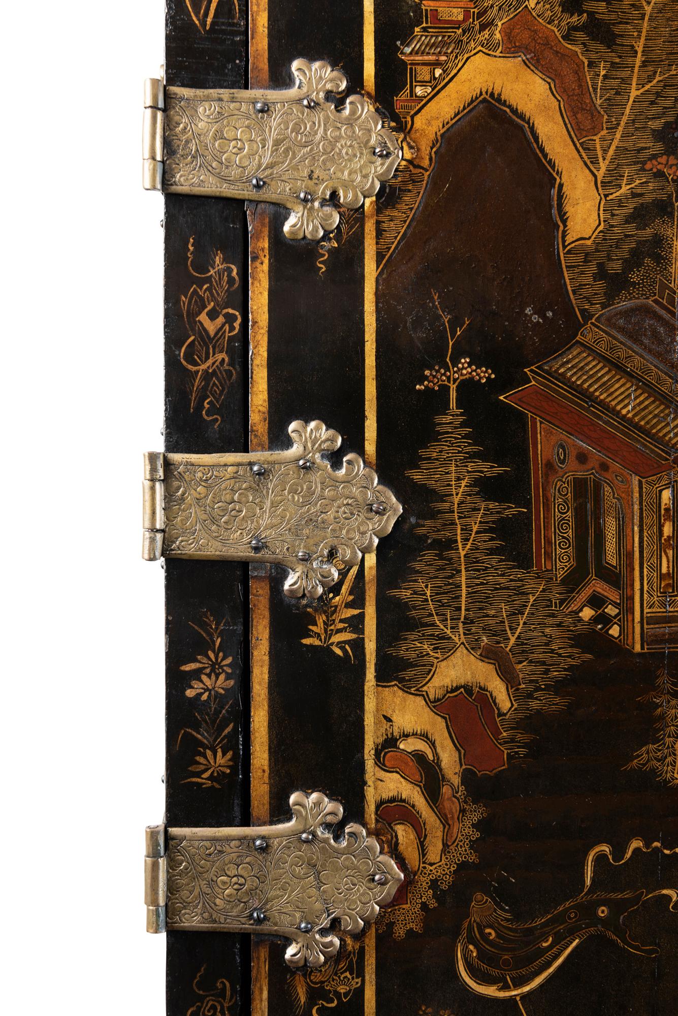 English A Late 18th to Early 19th Century Large Chinoiserie Black Lacquer Cabinet For Sale