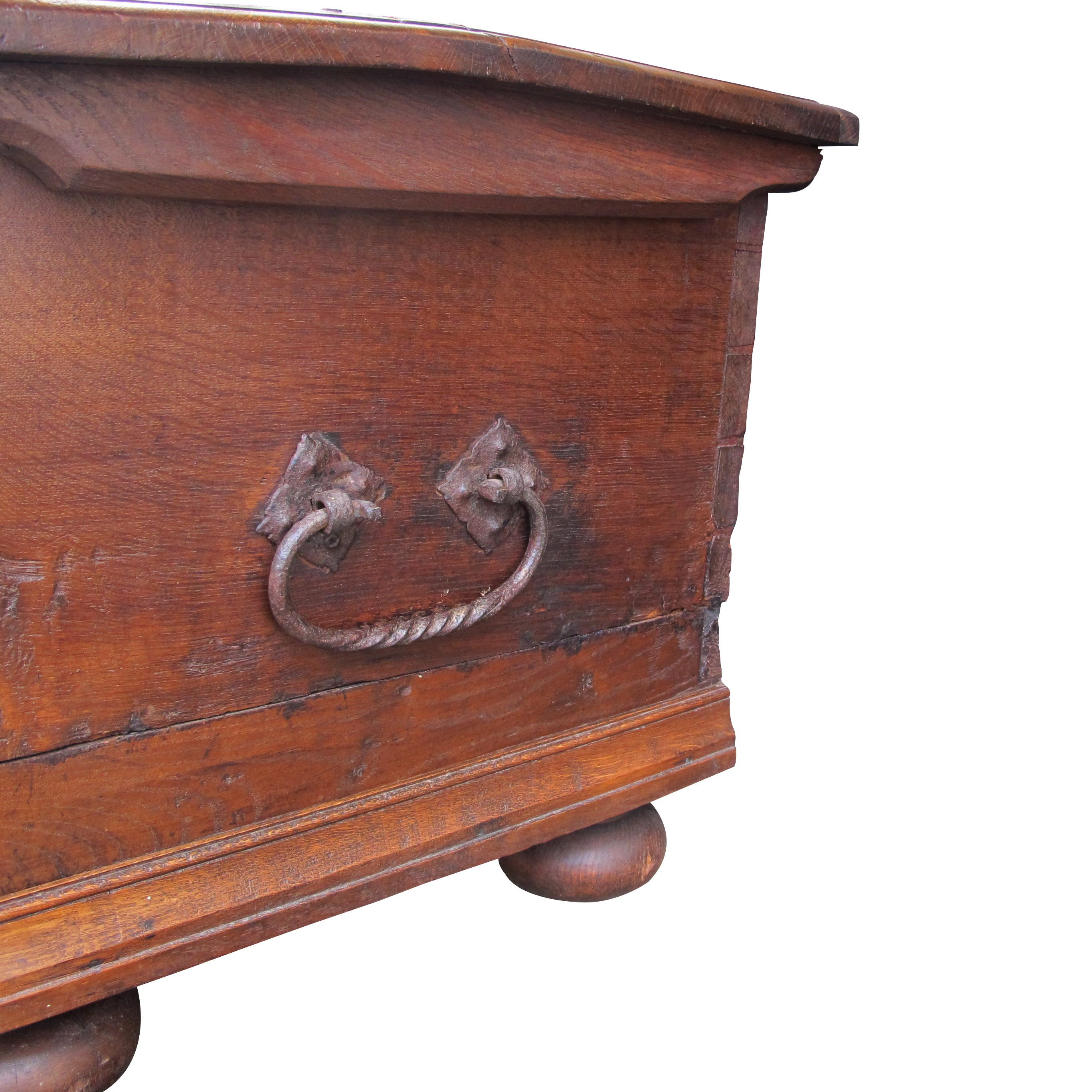 Early 18th Century Large Marriage Oak Trunk With a Vaulted Lid and Carvings For Sale 5