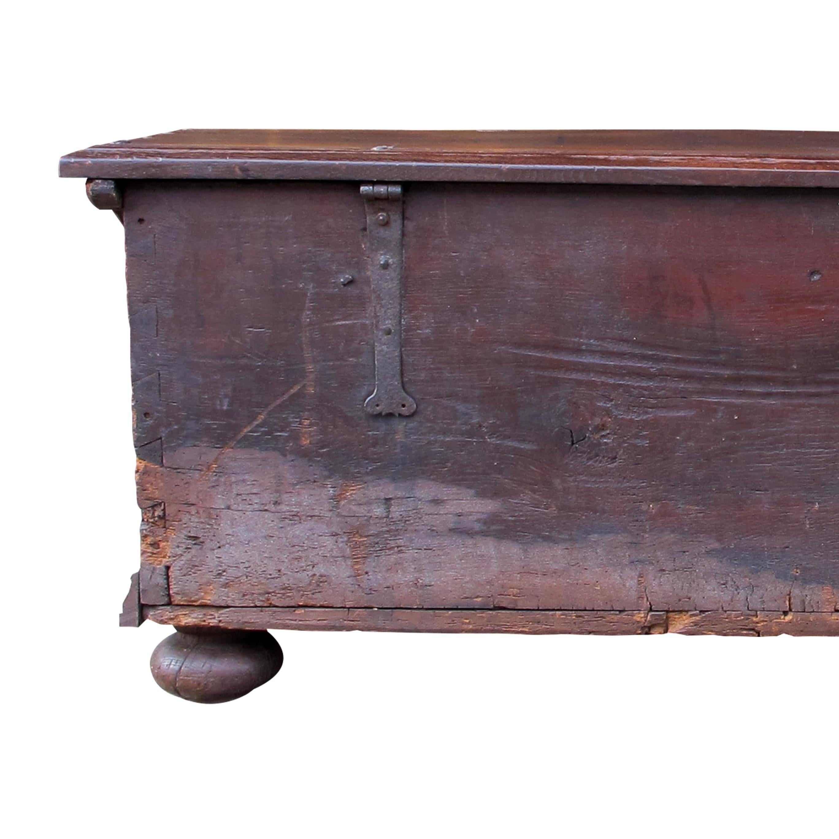 Early 18th Century Large Marriage Oak Trunk With a Vaulted Lid and Carvings For Sale 6