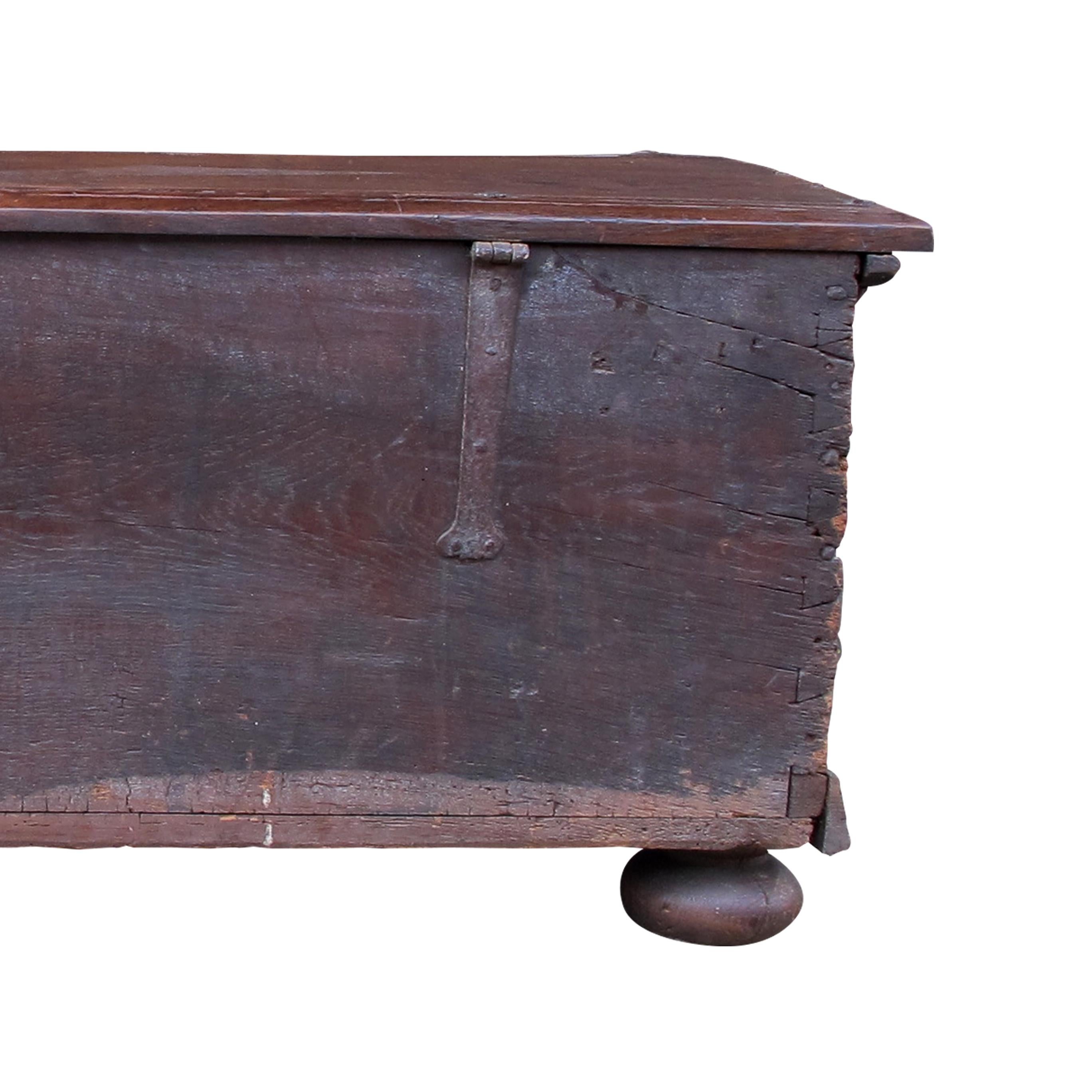 Early 18th Century Large Marriage Oak Trunk With a Vaulted Lid and Carvings For Sale 7