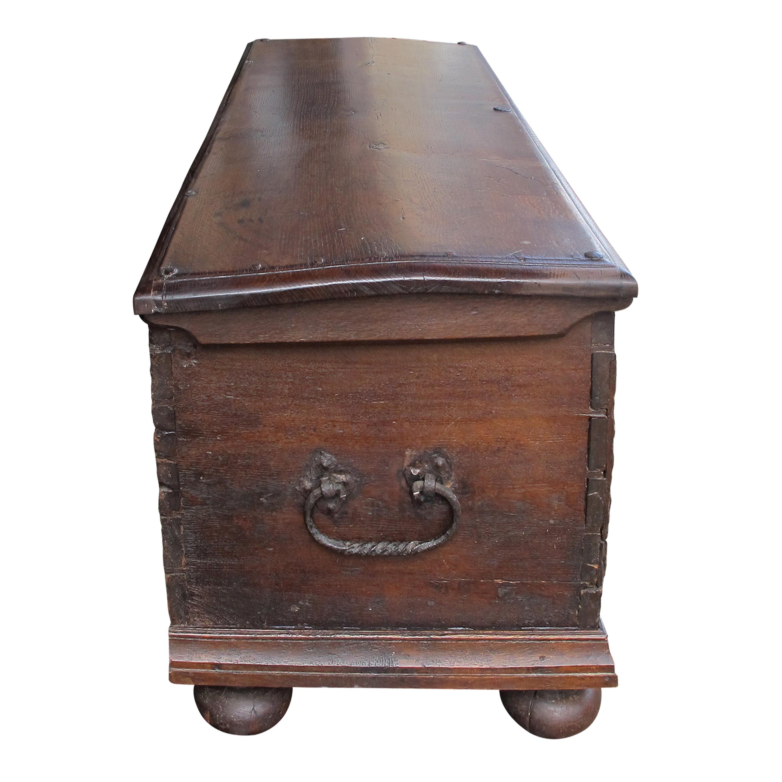 Early 18th Century Large Marriage Oak Trunk With a Vaulted Lid and Carvings In Good Condition For Sale In London, GB