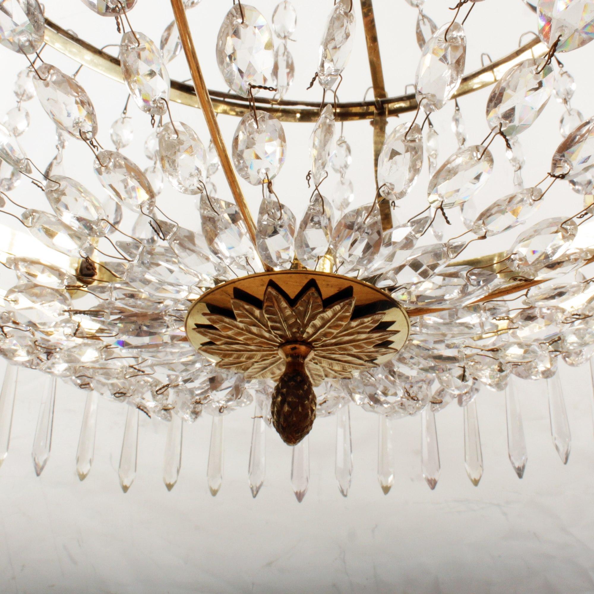 Early 18th century Gustavian chandelier made in Stockholm, circa 1820. A very elegant model and a true Swedish Classic from the Zenith of Swedish chandelier producing. The brass and bronze frame is gilded and the Bohemian crystal of the highest