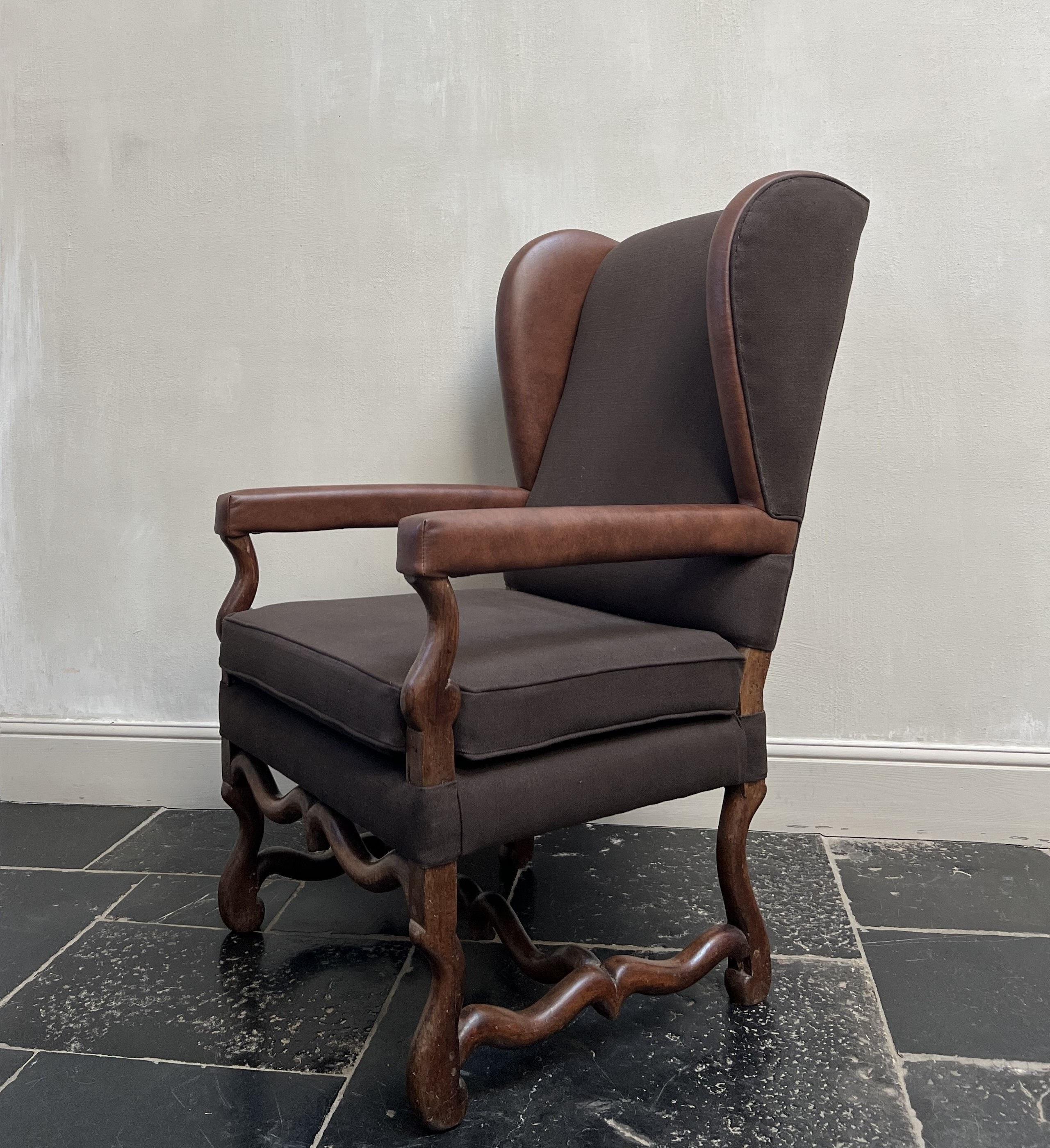 Early 18th Century Leather and Linnen French Wingchair In Good Condition For Sale In Vosselaar, BE