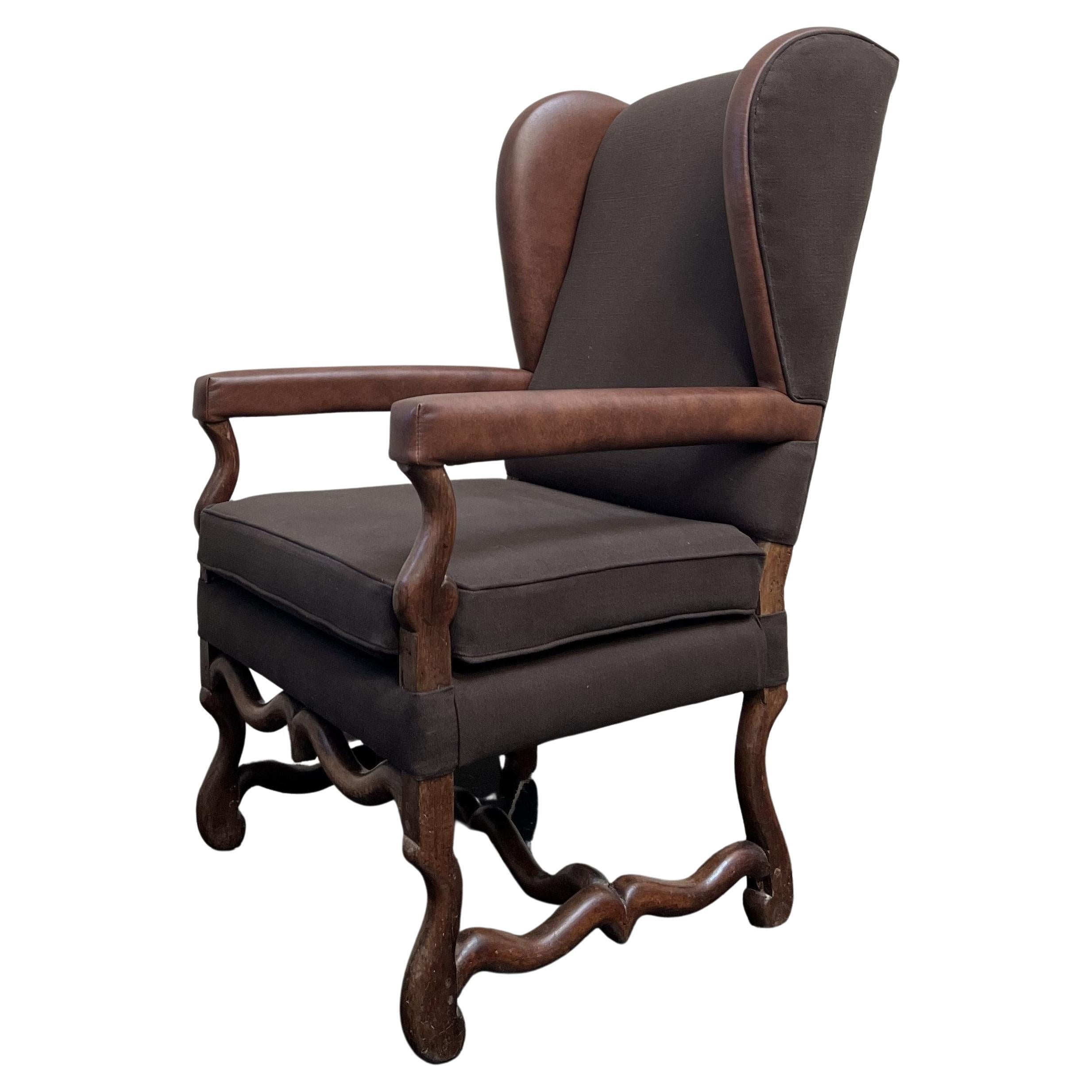 Early 18th Century Leather and Linnen French Wingchair For Sale