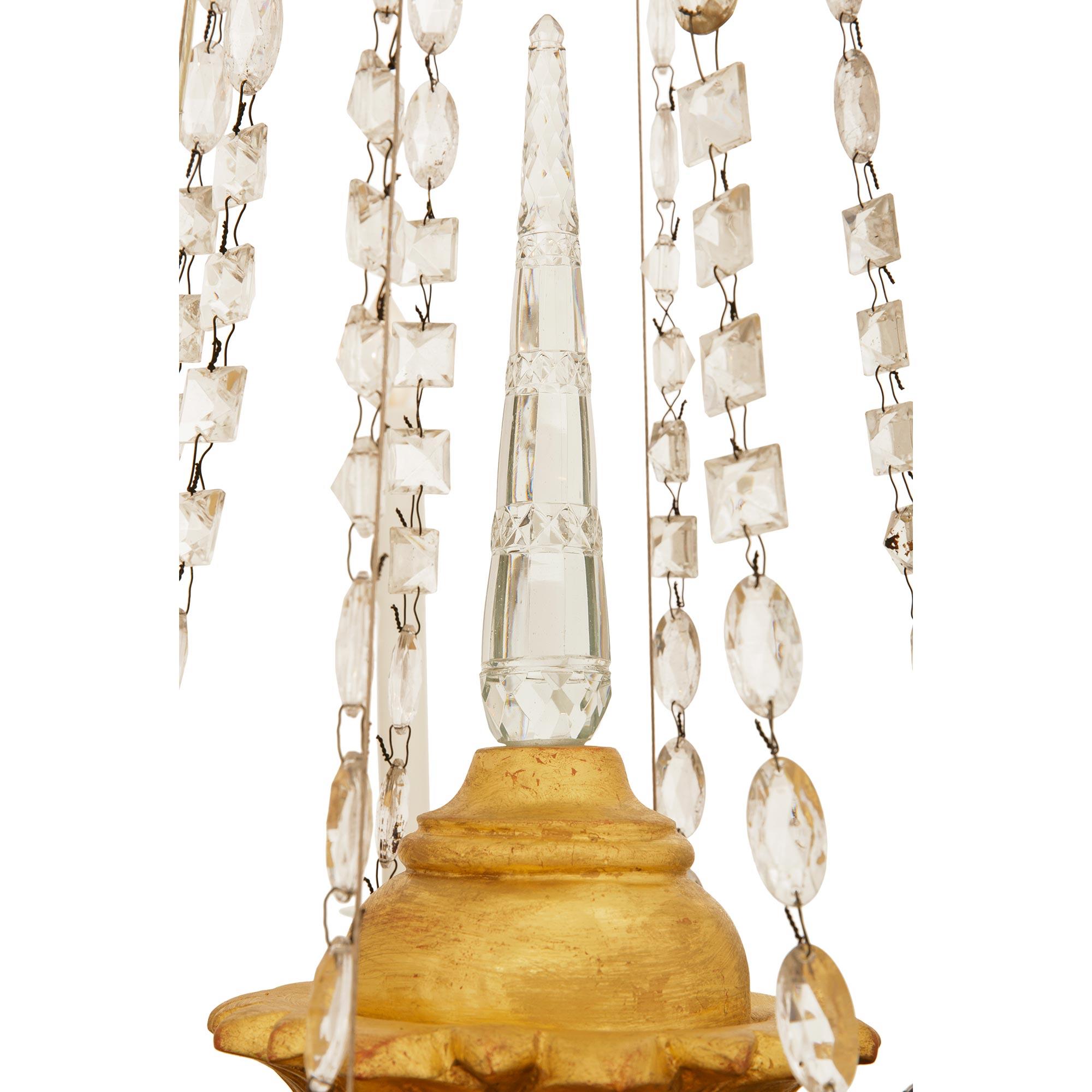 Fino al XVIII secolo lampadario in legno dorato, ferro e cristallo del periodo Luigi Barocco dell'inizio del XVIII secolo in vendita