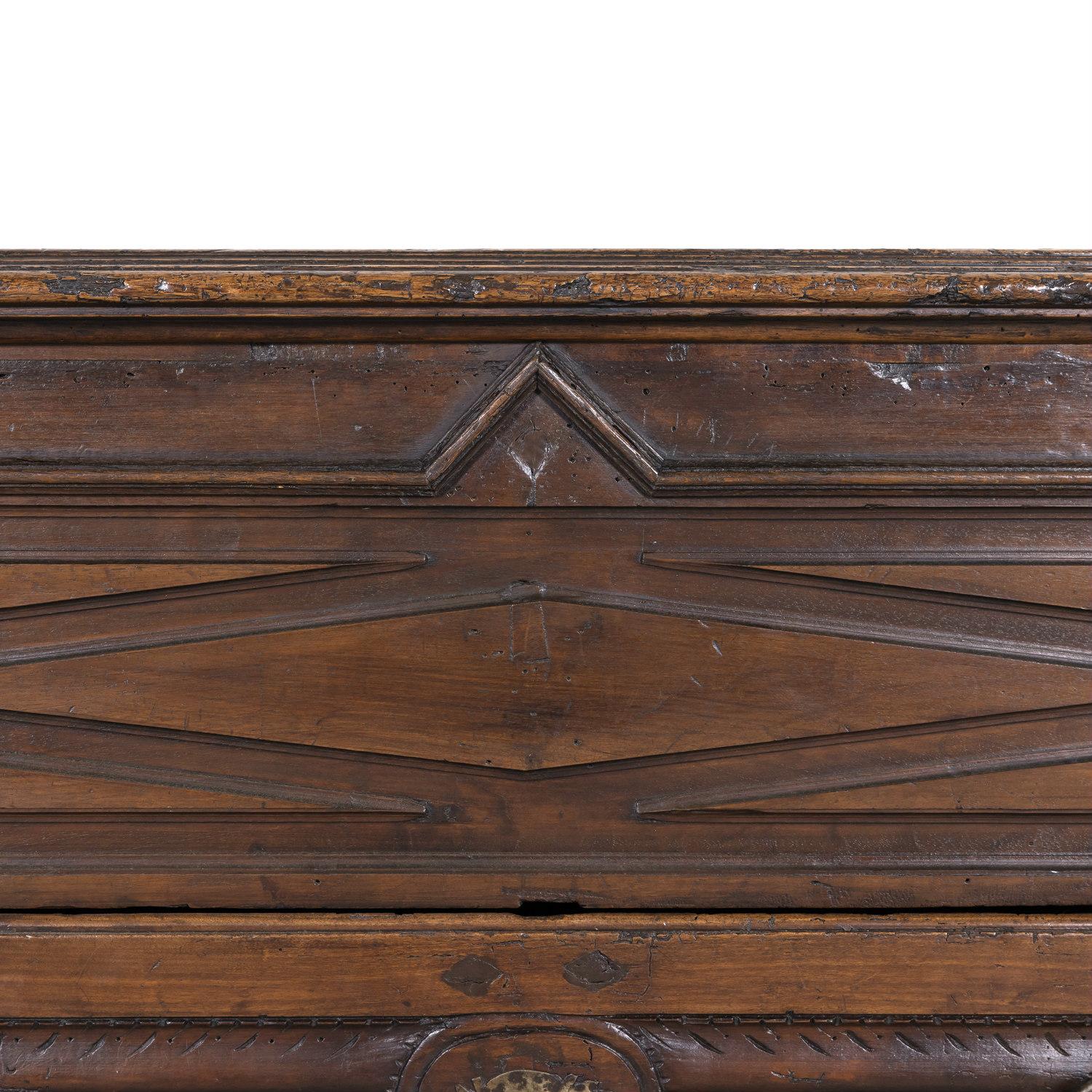 Coffre ou malle de style Louis XIII du début du XVIIIe siècle en noyer massif avec tiroir en vente 1