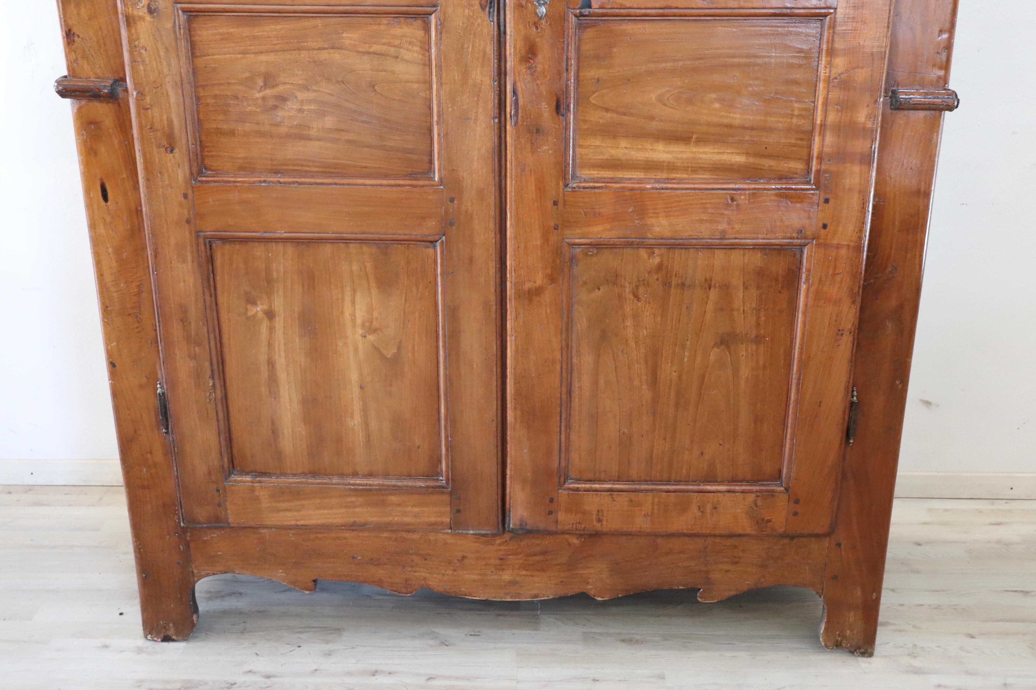 Early 18th Century Louis XIV Solid Poplar Wood Antique Wardrobe, Armoire  In Good Condition In Casale Monferrato, IT