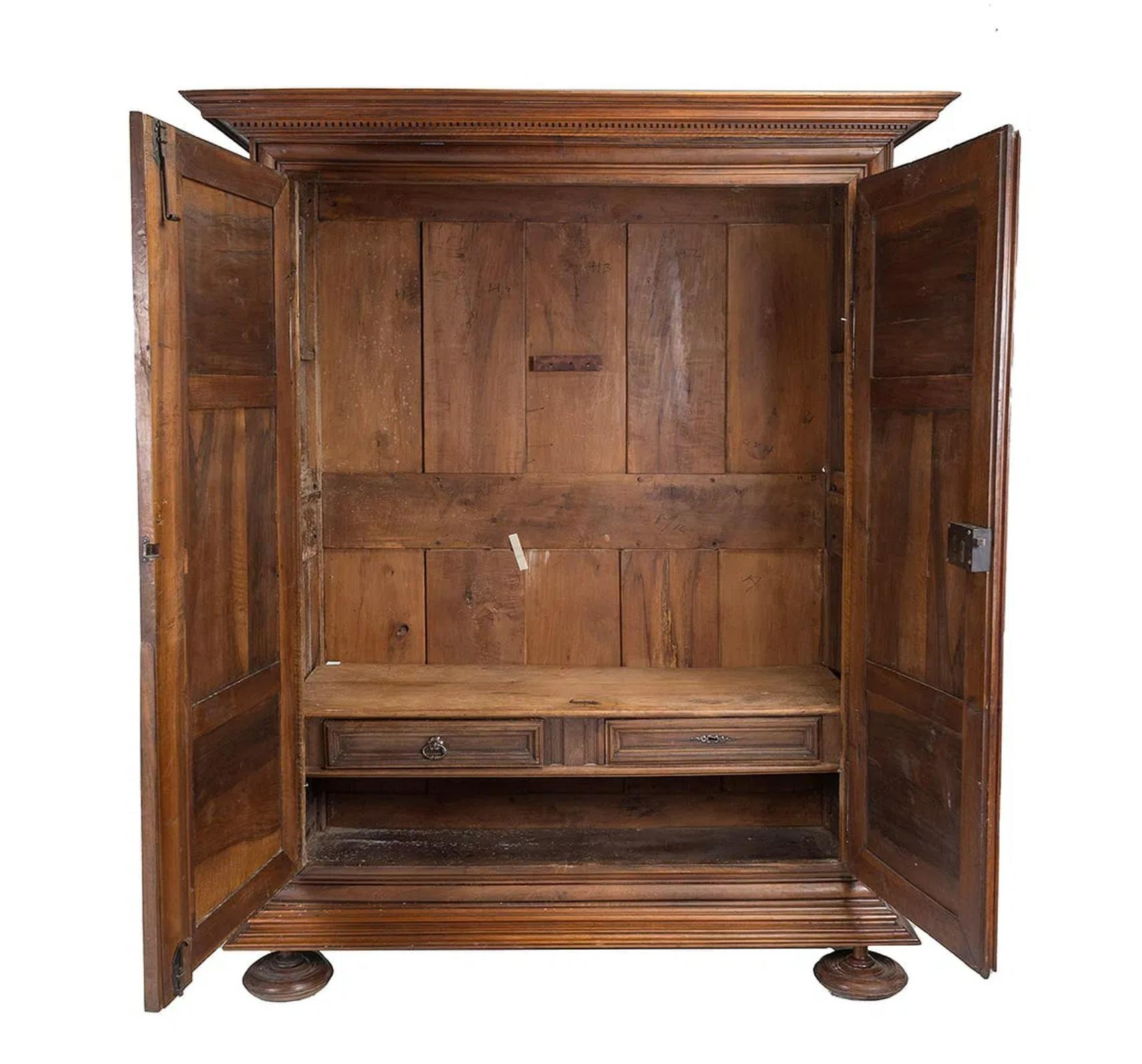 Frühes 18. Jahrhundert Louis XIV-Stil handgeschnitzt Nussbaum Armoire (Louis XIV.) im Angebot