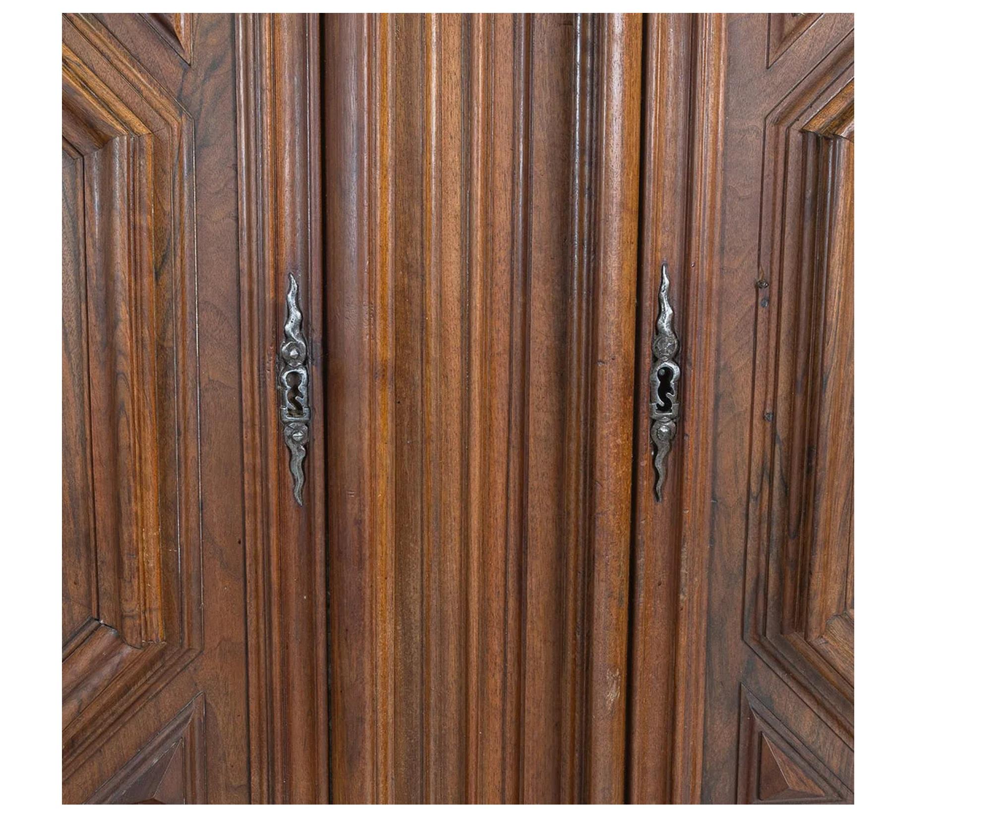 Frühes 18. Jahrhundert Louis XIV-Stil handgeschnitzt Nussbaum Armoire (Handgeschnitzt) im Angebot