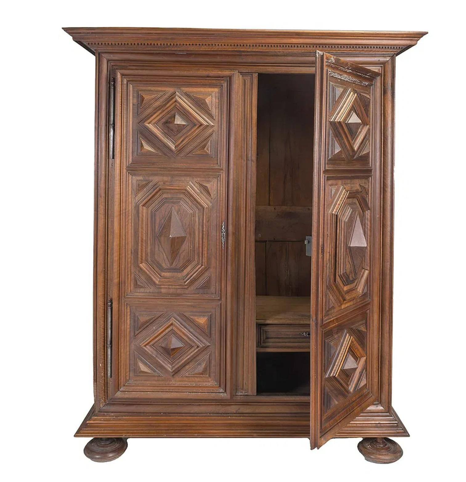 Frühes 18. Jahrhundert Louis XIV-Stil handgeschnitzt Nussbaum Armoire im Zustand „Gut“ im Angebot in Chicago, IL