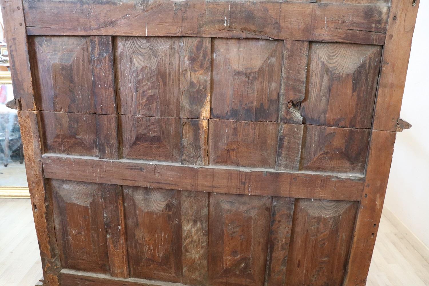 Armoire ou meuble de rangement ancien Louis XIV en noyer du début du XVIIIe siècle 1
