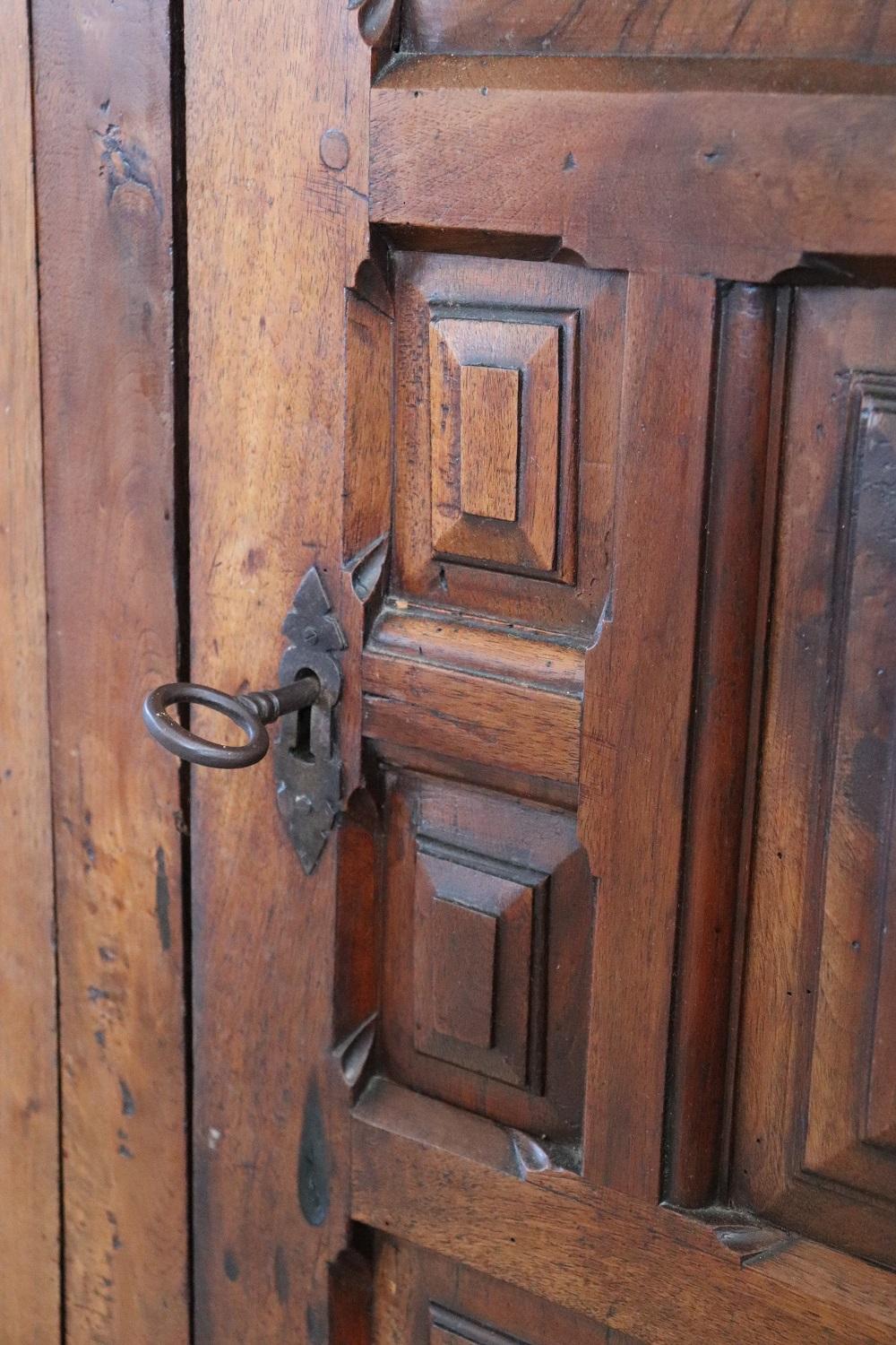 italien Armoire ou meuble de rangement ancien Louis XIV en noyer du début du XVIIIe siècle