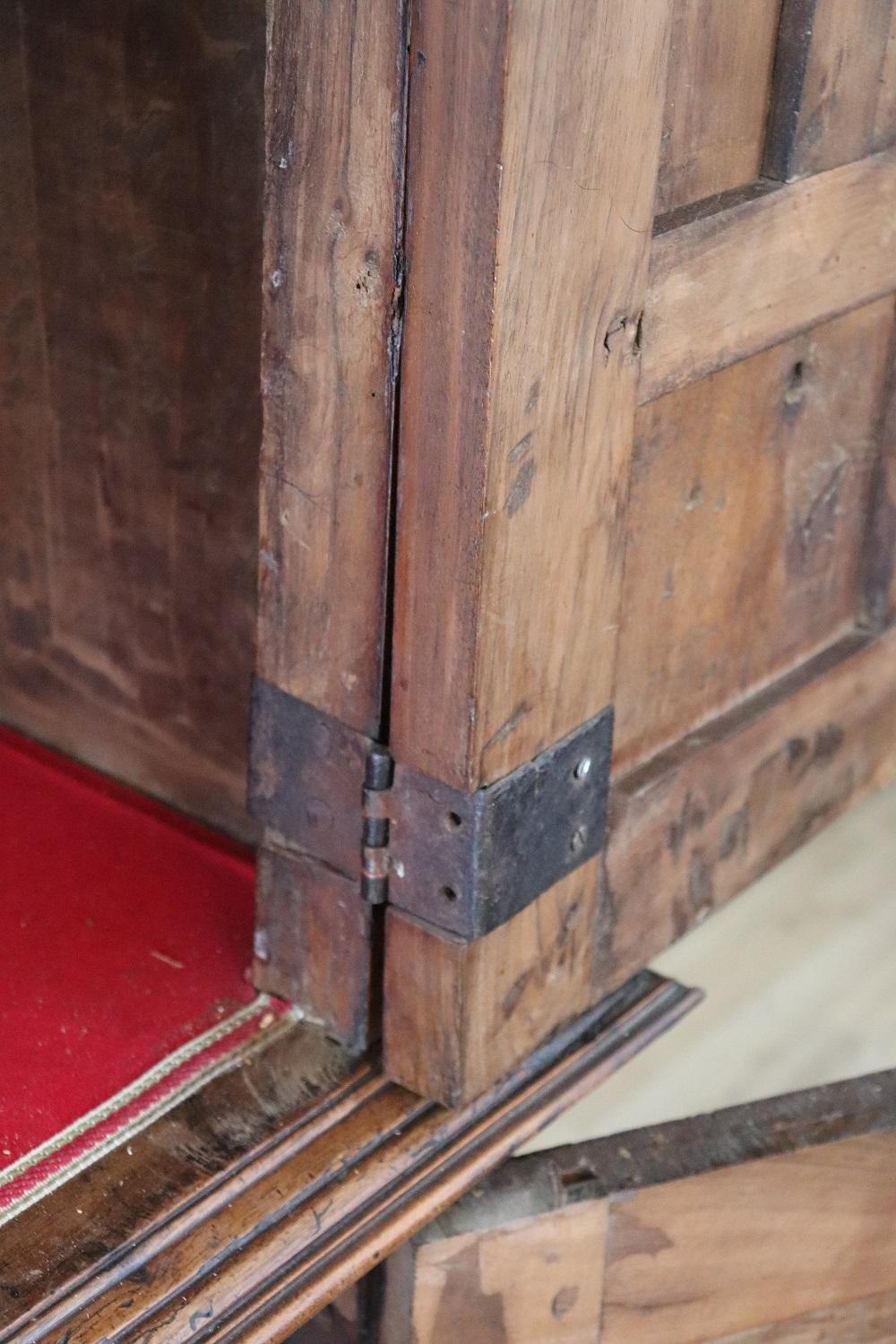 Armoire ou meuble de rangement ancien Louis XIV en noyer du début du XVIIIe siècle Bon état à Casale Monferrato, IT