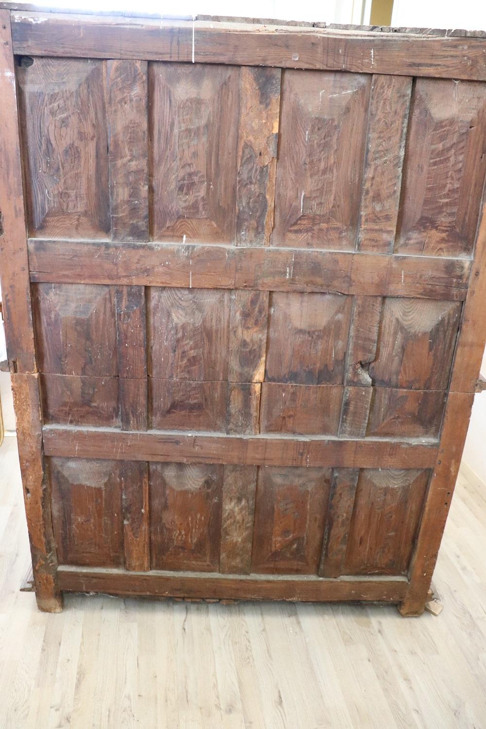 Noyer Armoire ou meuble de rangement ancien Louis XIV en noyer du début du XVIIIe siècle