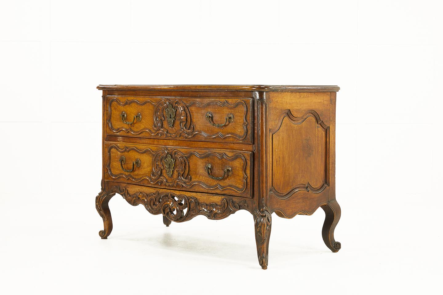 An exceptional early 18th century Louis XV commode from the town of Nîmes in the Provence region of Southern France.
Made from solid walnut with fine hand carvings. Thick apron pierced with beautiful serpentine front carvings with curved legs
