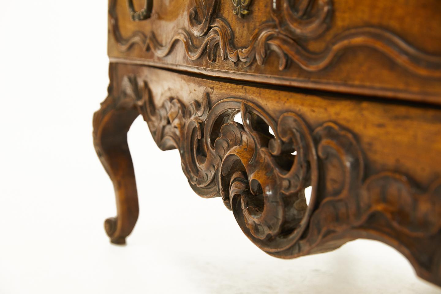 Early 18th Century Louis XV Two-Drawer Commode In Good Condition In Gloucestershire, GB