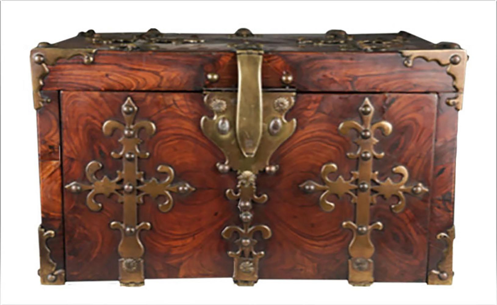 Petit coffre de style Louis XVI en bois de roi avec montures en laiton. S'ouvre sur un intérieur doublé de métal et deux tiroirs inférieurs en velours. Vers 1700, France.