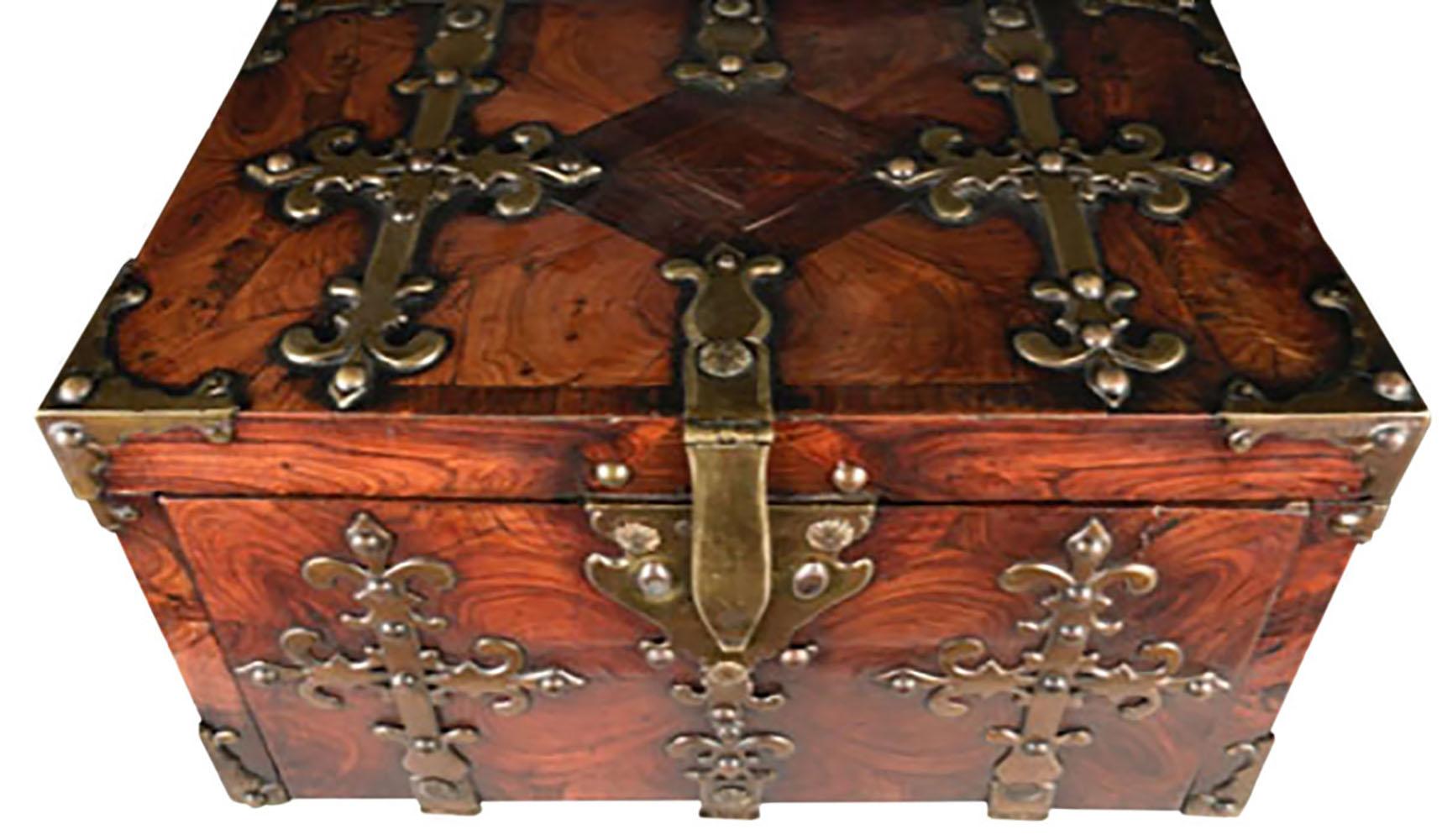 Français Petit coffre Louis XVI en bois de violette du début du XVIIIe siècle en vente