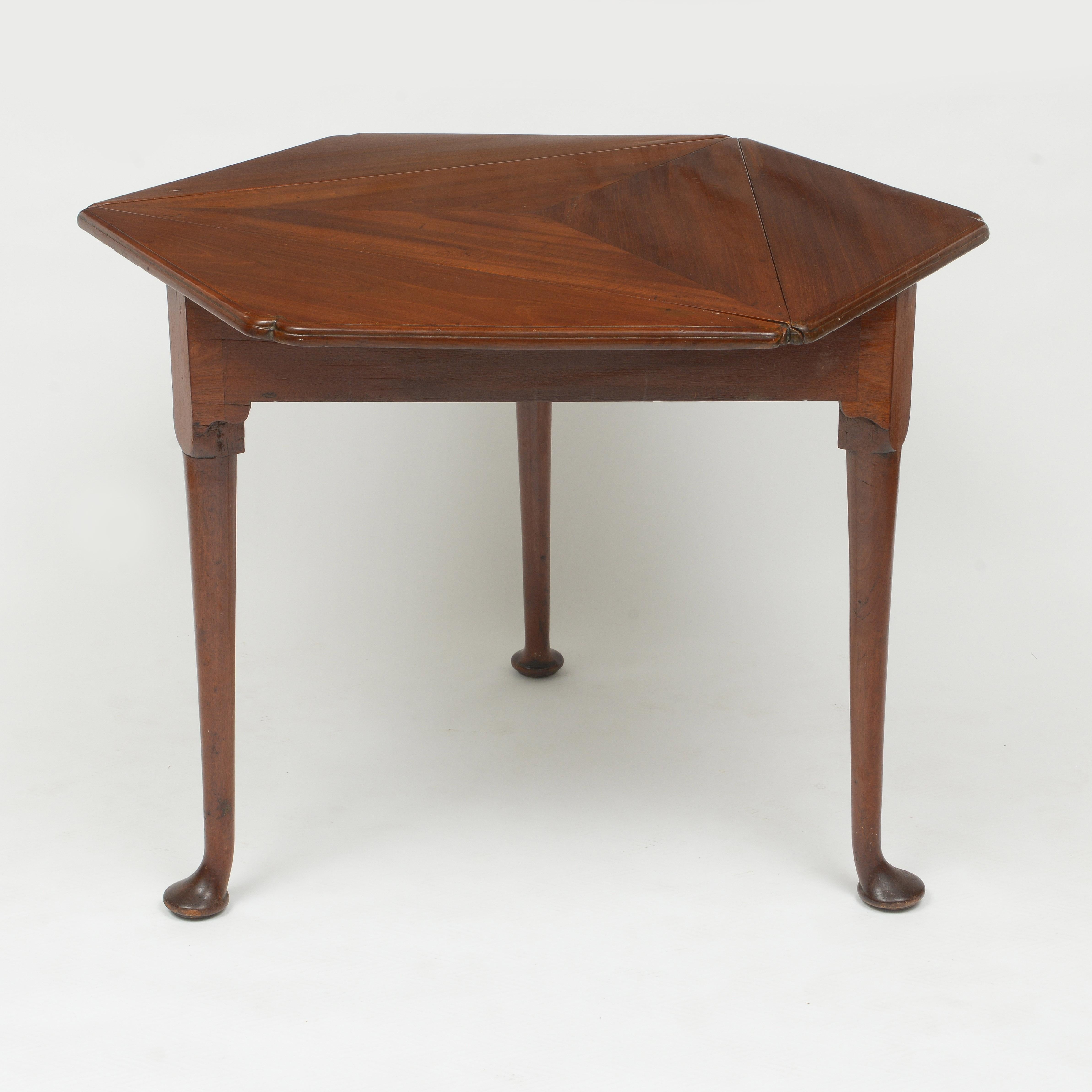 English Early 18th Century Mahogany Envelope Table For Sale