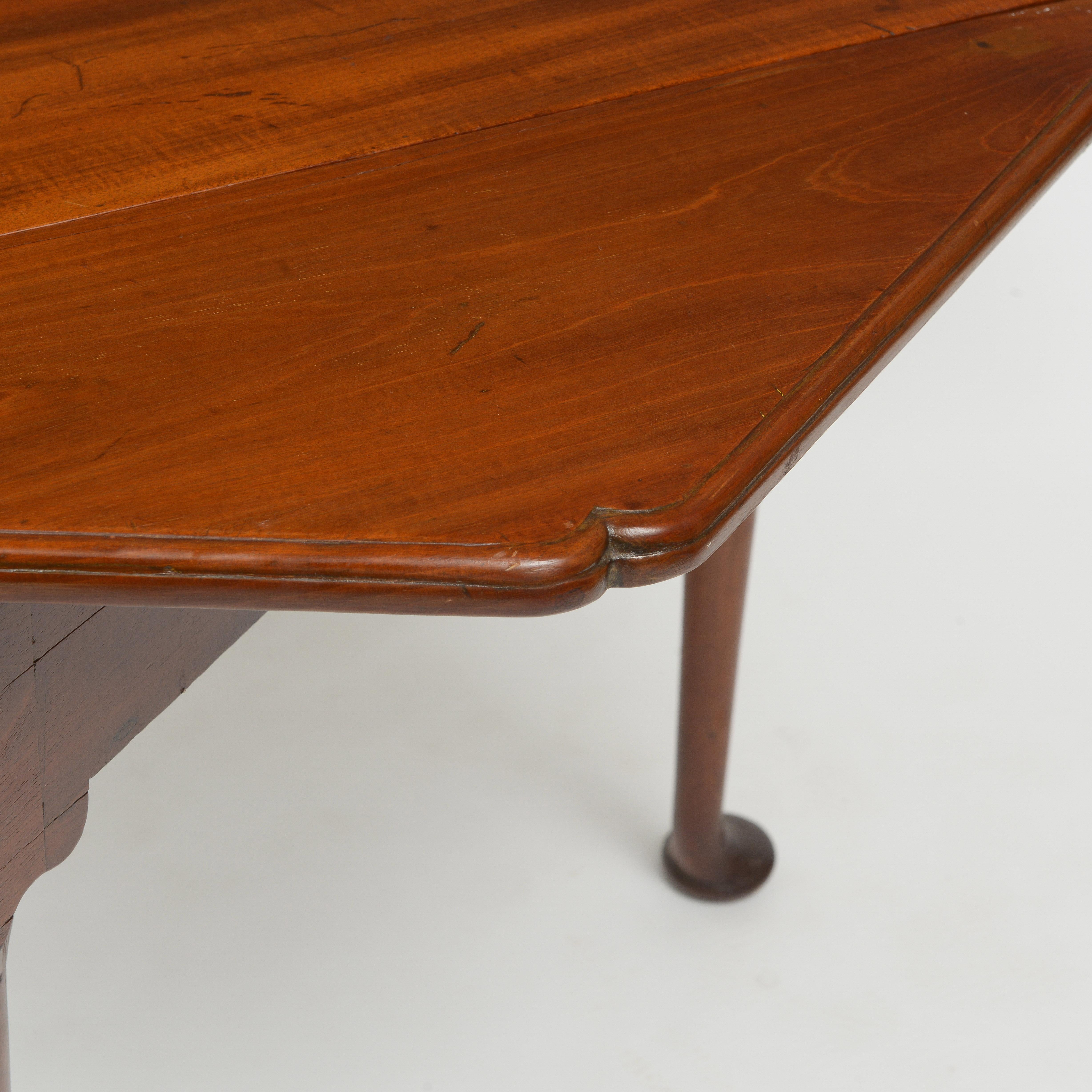Early 18th Century Mahogany Envelope Table In Good Condition For Sale In Brooklyn, NY