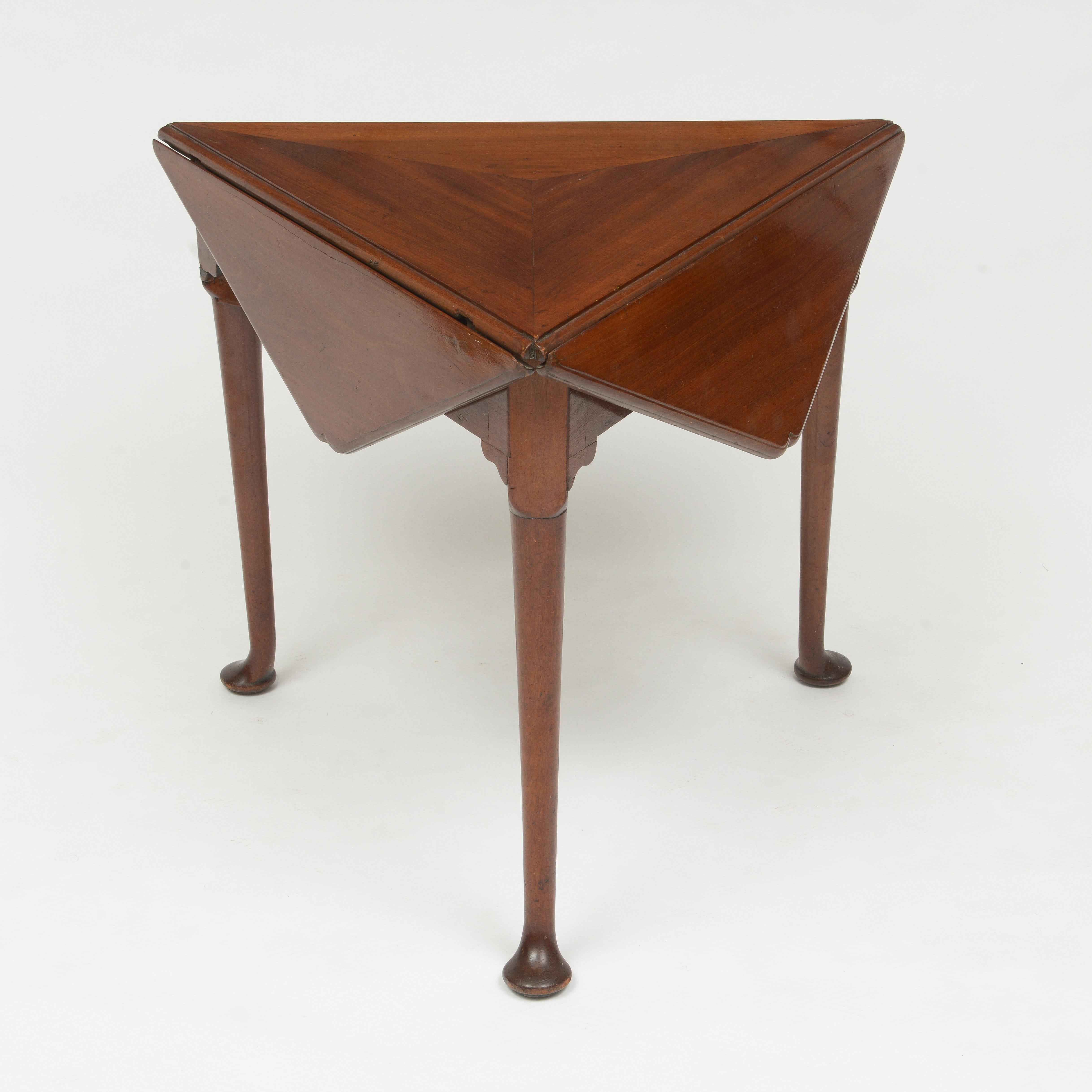 Early 18th Century Mahogany Envelope Table For Sale 2
