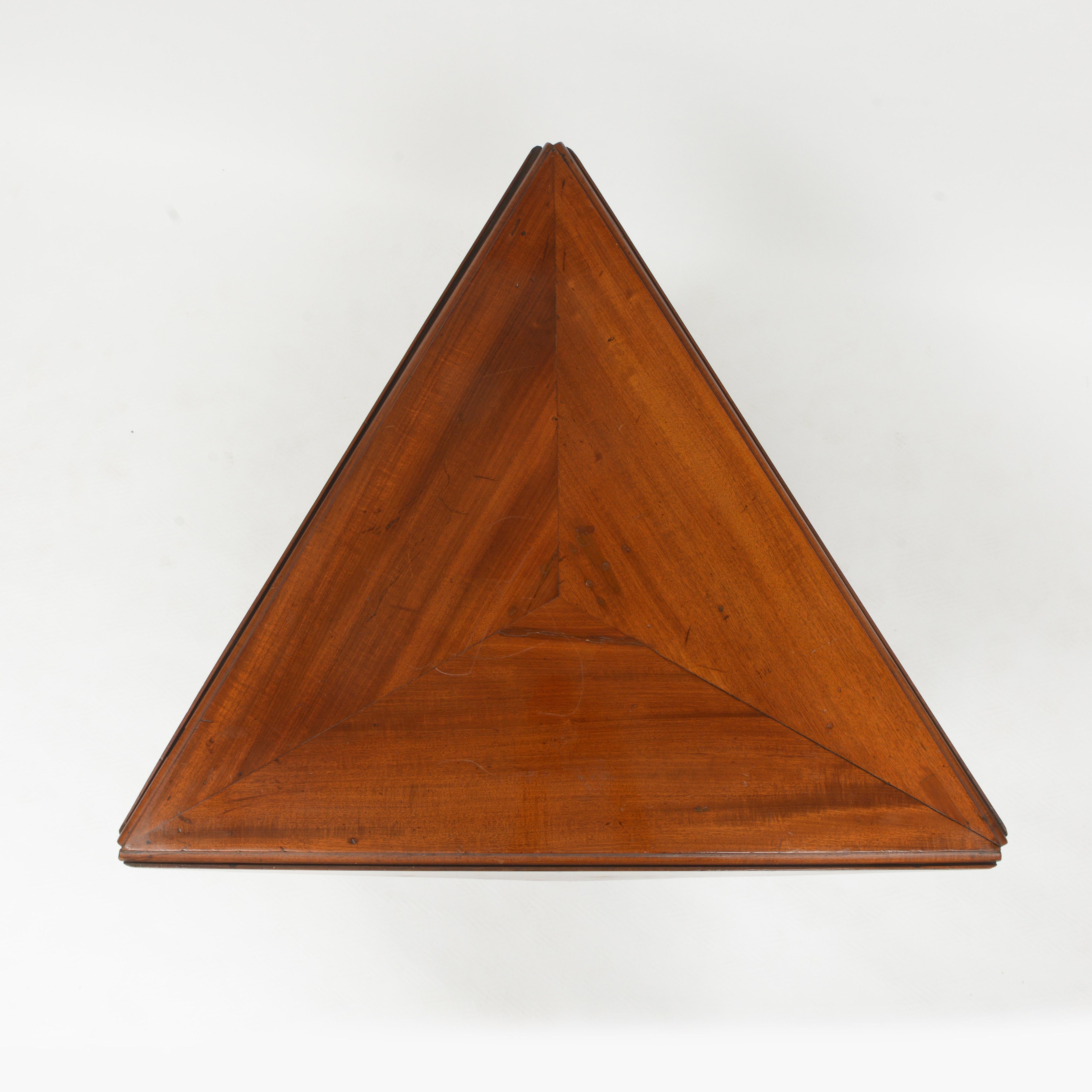 Early 18th Century Mahogany Envelope Table For Sale 3