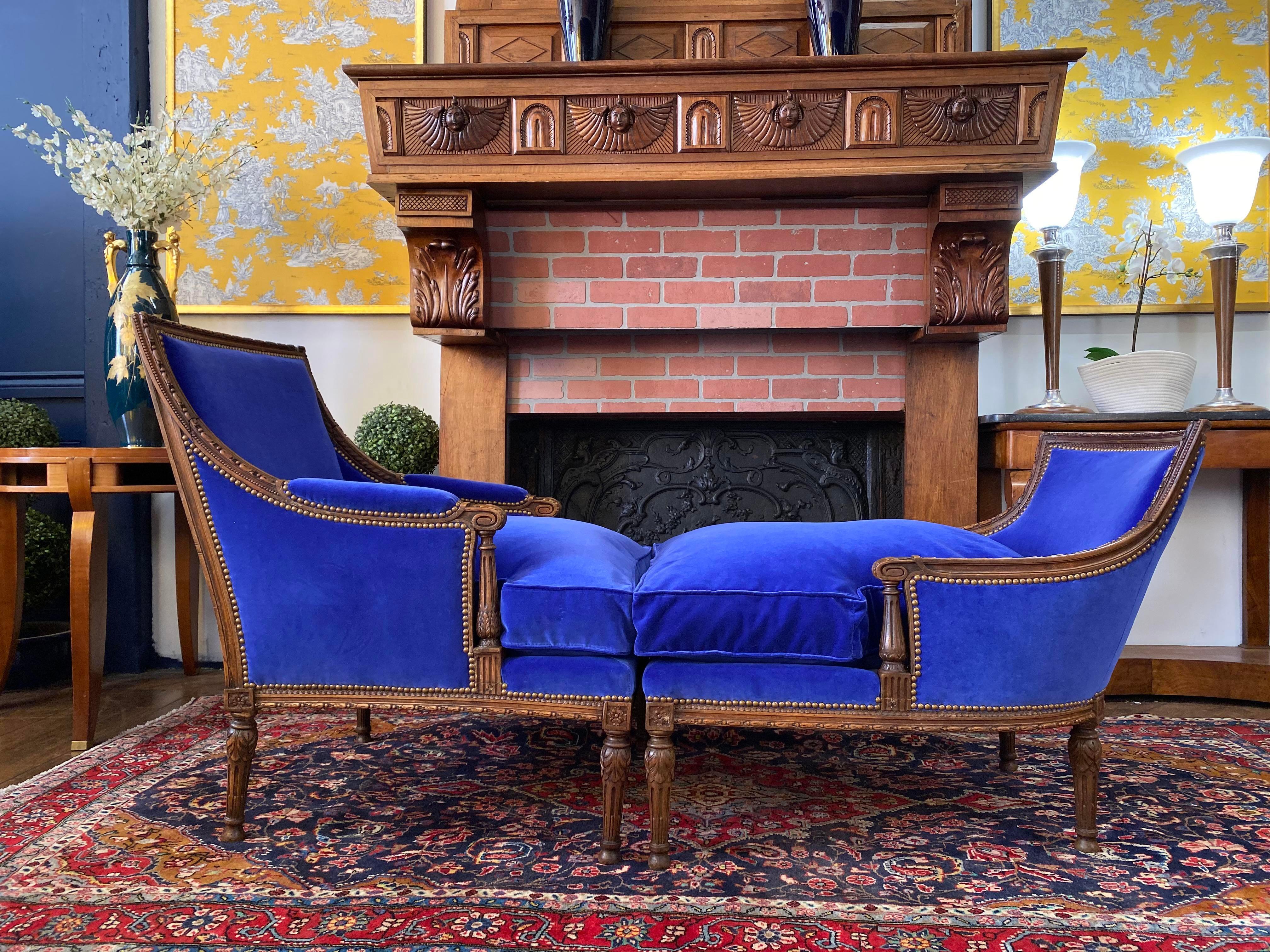 Äußerst seltener französischer Louis XVI Duchesse Brisee (Chaise Longue oder Sessel) von Nicolas-Jean Marchand, ca. 1730er Jahre. Wunderschönes handgeschnitztes Eichenholz, neu restauriert und mit blauem Casamance-Samtstoff bezogen. Beide Stühle