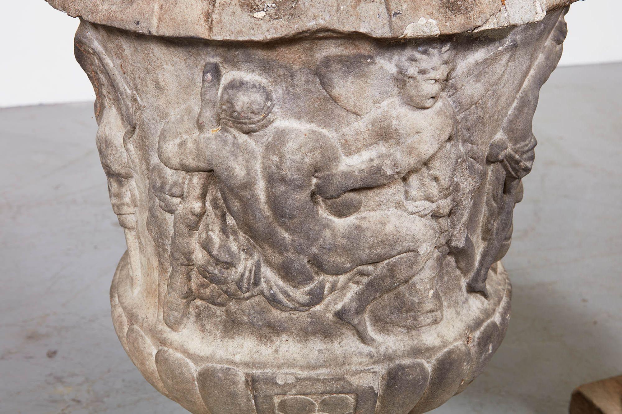 Rare et importante paire d'A.I.C. du XVIIe siècle. Urnes marbre sculpté en vente 2